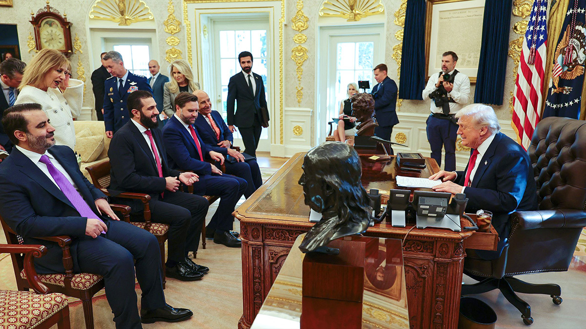 США обещали временному президенту Сирии аш-Шараа убрать Сирию из списка государств – спонсоров терроризма, куда Дамаск вошел в 1979&nbsp;г. за поддержку ливанской шиитской группировки «Хезболла» 