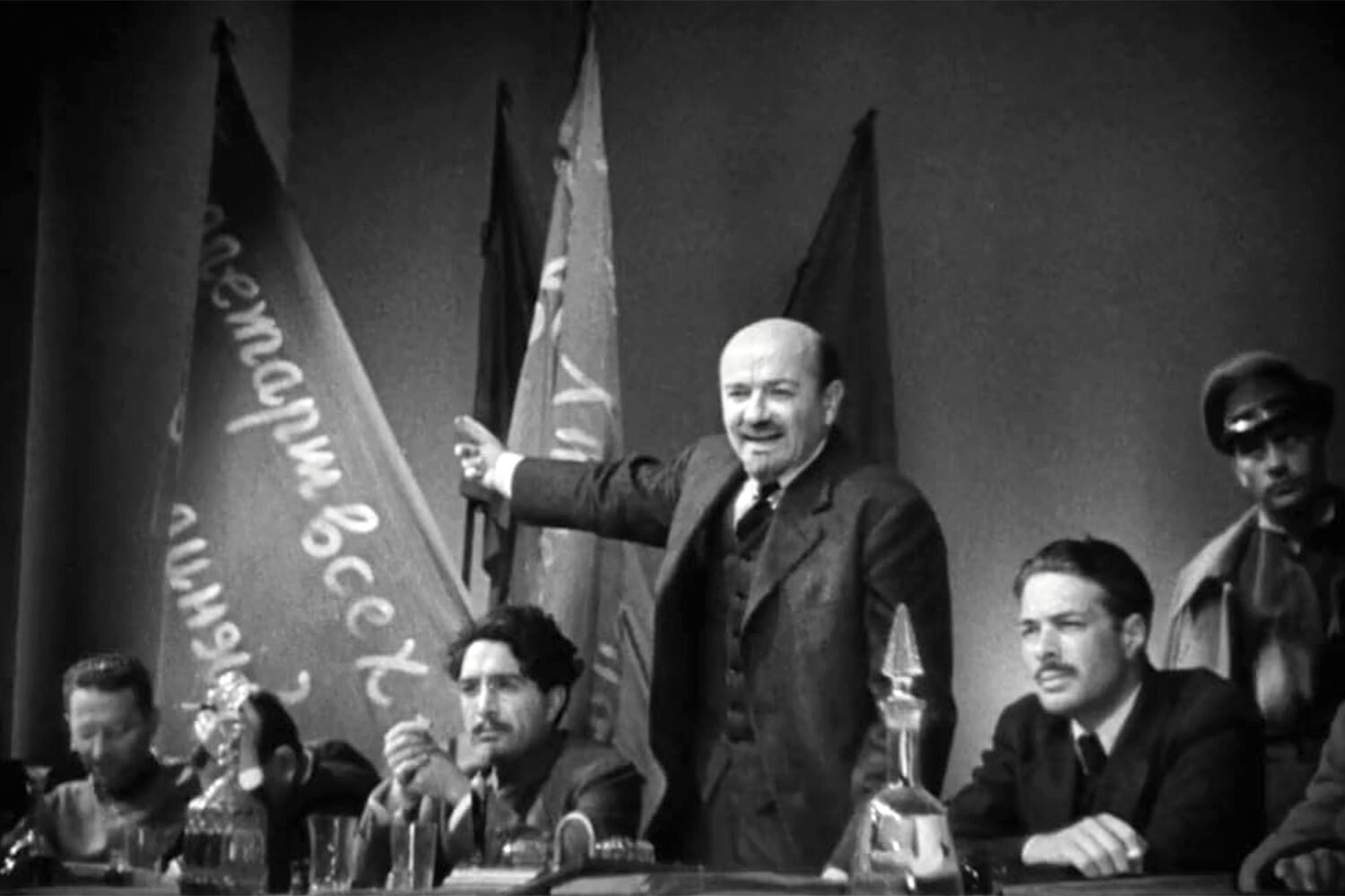 Одной из первых иностранных картин, в которой появился Сталин, стал шпионский фильм американца Майкла Кертиса «Британский агент» (1934), посвященный так называемому заговору Локкарта. Роль большевика исполнил малоизвестный актер Джозеф Марио. Ленина в том же фильме сыграл чуть более известный Тенен Хольц.