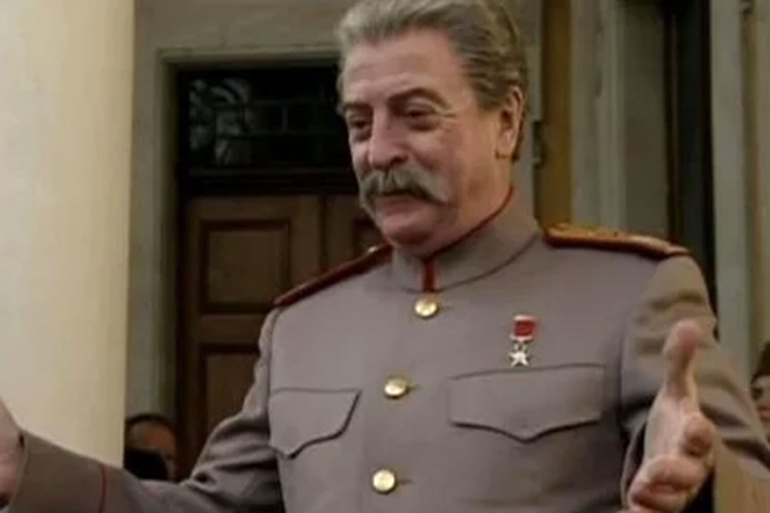 Обладатель сразу двух «Оскаров» и трех «Золотых глобусов» британец Майкл Кейн сыграл Сталина в телевизионном фильме «Вторая мировая война: Когда львы рычали» (1994). В центре драмы – лидеры «большой тройки» союзников по антигитлеровской коалиции. Несмотря на прохладные отзывы критиков, Кейн получил за эту роль номинацию на «Эмми».