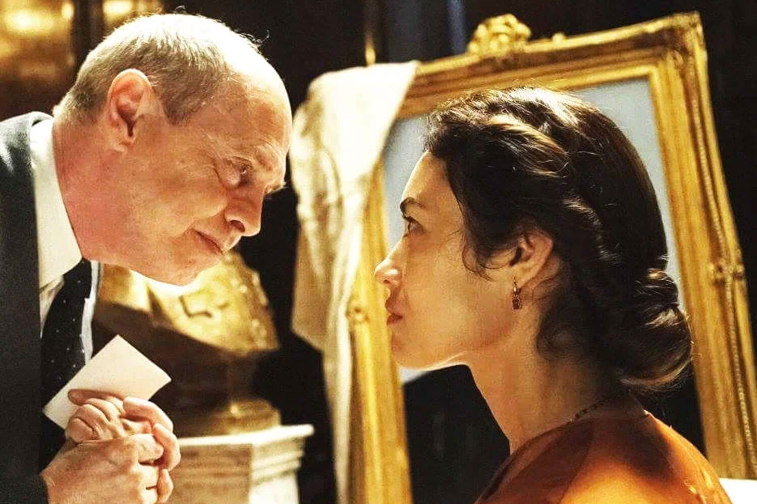 В сатирической комедии «Смерть Сталина» (2017), снятой шотландцем Армандо Ианнуччи, предстала вся политическая верхушка СССР – от Лаврентия Берии до Георгия Жукова. Одну из главных ролей – будущего генсека Хрущева – исполнил обладатель «Золотого глобуса» Стив Бушеми.