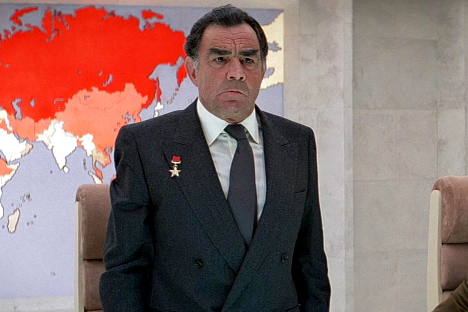 Британцу Полу Хардвику посчастливилось сыграть генсека Леонида Брежнева дважды: в телевизионной драме «Вторжение» (1980), посвященной вводу советских войск в Чехословакию, а также в боевике «Осьминожка» (1983) – одной из серий Бондианы.