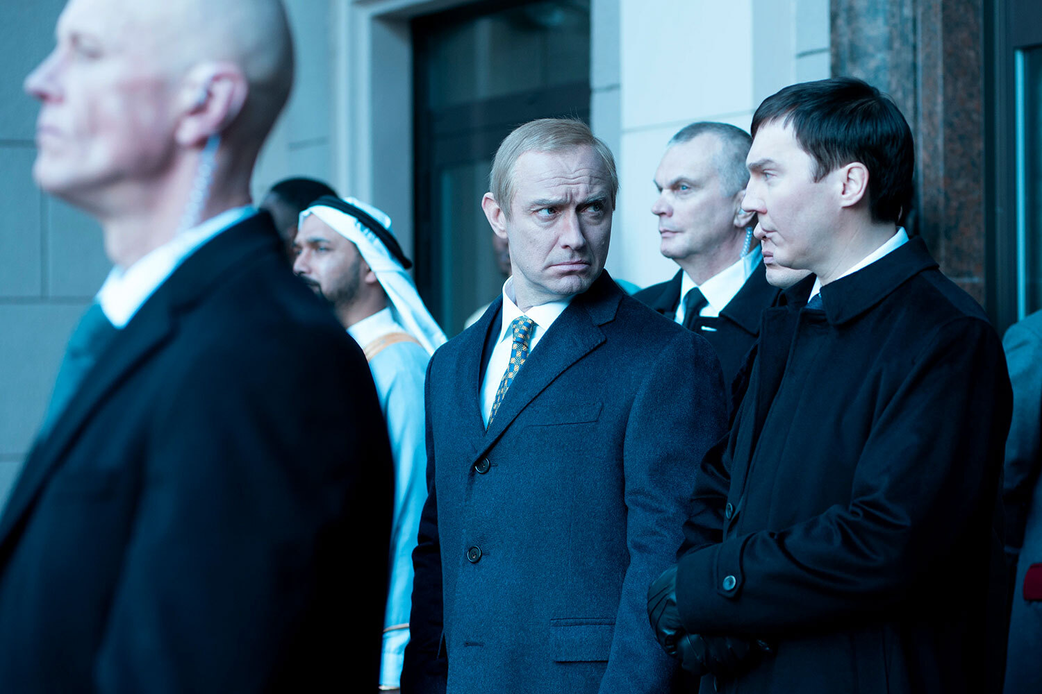 Французская киностудия Gaumont опубликовала трейлер фильма обладателя «Золотой пальмовой ветви» Оливье Ассайаса «Кремлевский волшебник». Мировая премьера политического триллера запланирована на 21 января 2026 г. Картина посвящена приходу к власти президента России Владимира Путина. В образе главы государства предстал британский актер Джуд Лоу. Когда еще советских и российских лидеров показывали на зарубежных экранах и кто их воплощал – в галерее «Ведомостей».