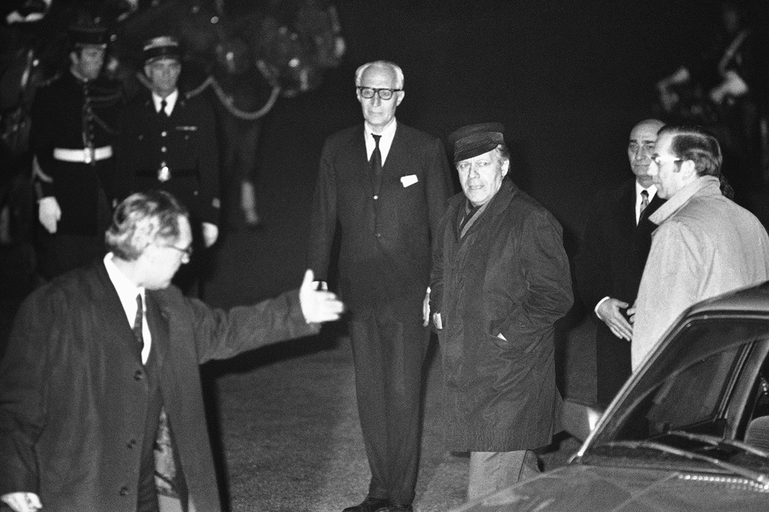 15 ноября 1975 г. во французском замке Рамбуйе встретились главы наиболее экономически развитых стран мира – США, ФРГ, Италии, Великобритании, Японии и Франции, чтобы обсудить пути выхода из глобальной рецессии. В следующем году к ним присоединился премьер-министр Канады, а сам неформальный клуб получил название «Большая семерка» или G7. История объединения – в галерее «Ведомостей».На фото: канцлер ФРГ Гельмут Шмидт прибывает в замок Рамбуйе, расположенной к западу от Парижа, 15 ноября 1975 г.