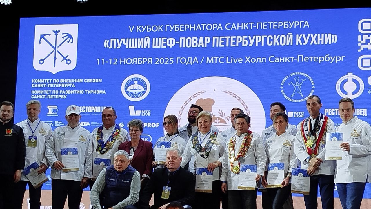 Сергей Марков, первый заместитель председателя комитета по внешним связям Санкт-Петербурга, вручил «Стерлядь в золоте» победителю V Кубка Губернатора Санкт-Петербурга «Лучший шеф-повар Петербургской кухни»