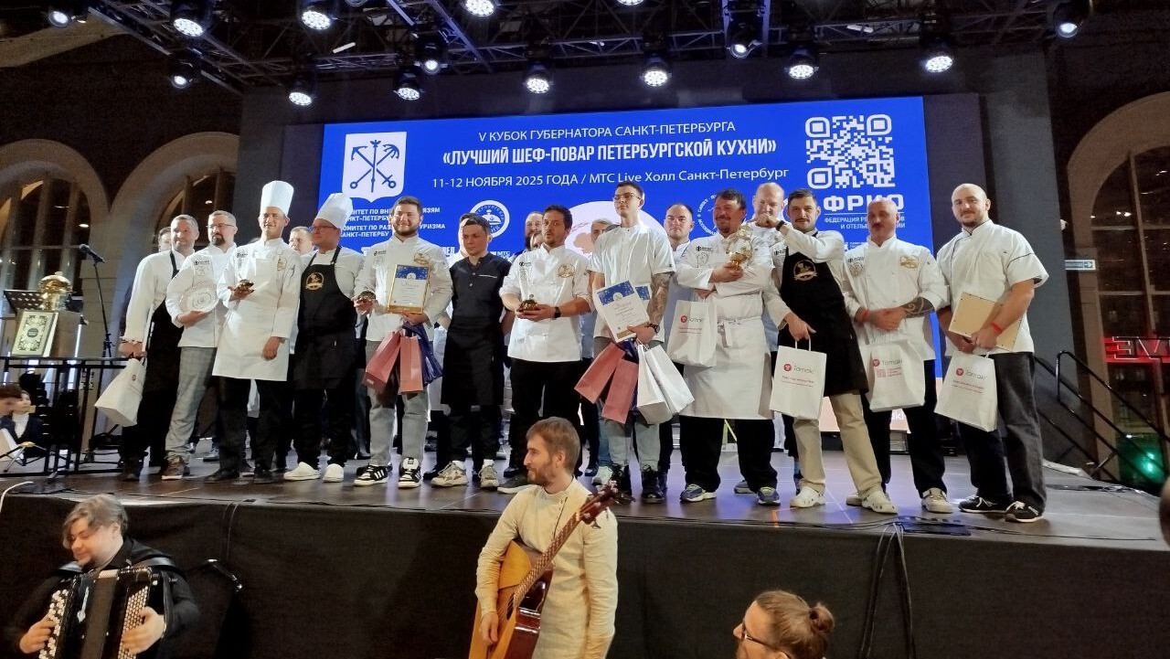 Сергей Марков, первый заместитель председателя комитета по внешним связям Санкт-Петербурга, вручил «Стерлядь в золоте» победителю V Кубка Губернатора Санкт-Петербурга «Лучший шеф-повар Петербургской кухни»