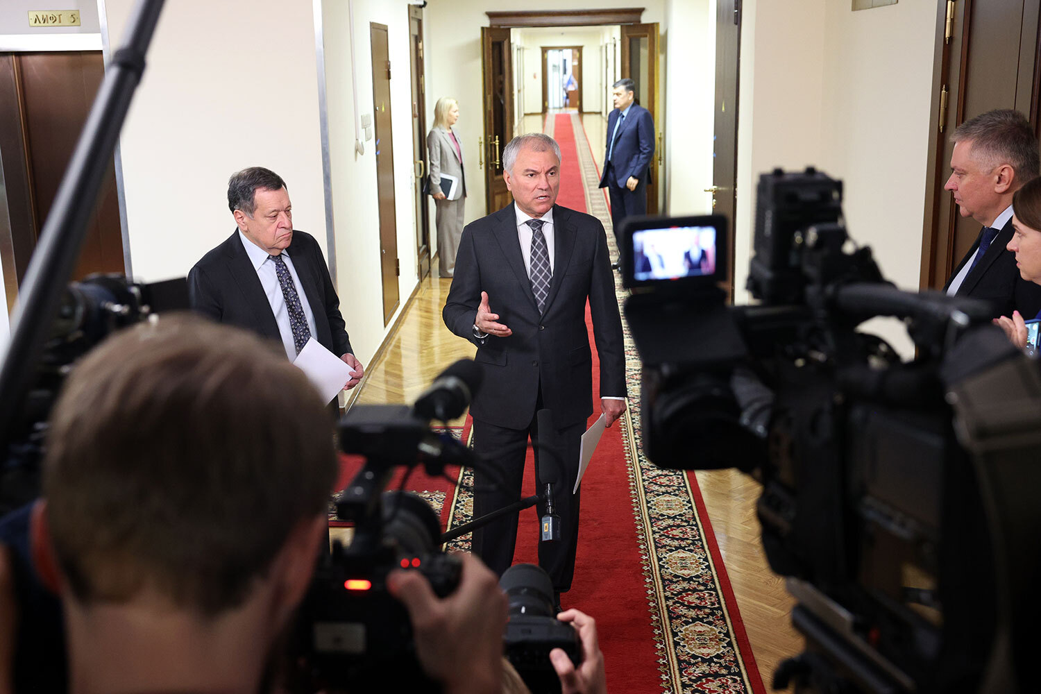 18 ноября Госдума во втором, основном, чтении одобрила федеральный бюджет на 2026 г. и плановый период 2027 и 2028 гг. К законопроекту было подано 715 поправок на общую сумму порядка 8 трлн руб. Часть из них депутаты сняли в процессе обсуждения, 512 корректировок были рекомендованы к принятию. «За» проголосовали 353 депутата, «против» – 1, а 53 парламентария воздержались. Среди основных приоритетов – обеспечение потребностей обороны и безопасности, а также нацпроекты. Как прошло заседание – в галерее «Ведомостей».На фото: председатель комитета Госдумы по бюджету и налогам Андрей Макаров и спикер нижней палаты парламента Вячеслав Володин.