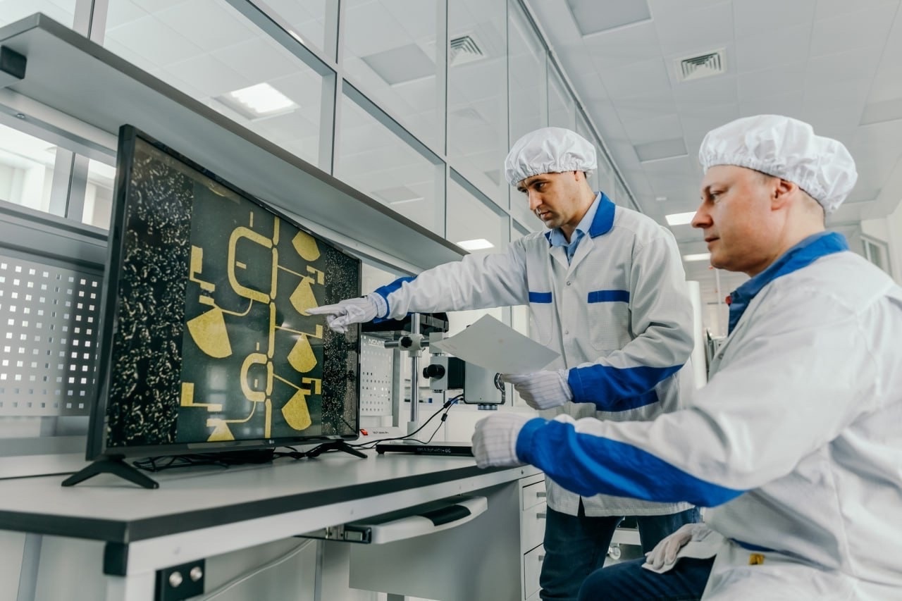 Эксперты отмечают, что в текущих условиях дефицита кадров работодатели вынуждены индексировать зарплаты, чтобы конкурировать за сотрудников