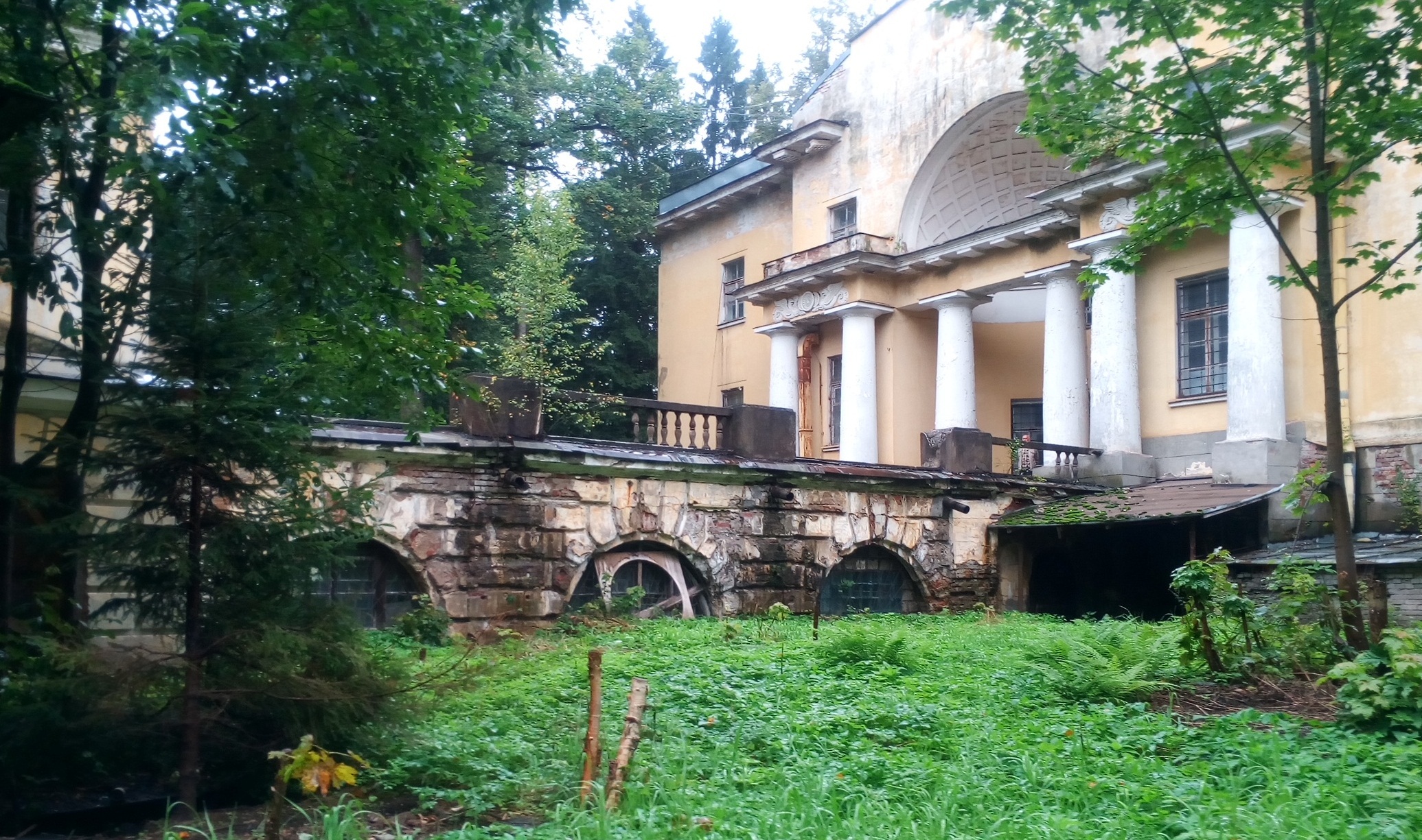 В Большом дворце девелопер рассматривает возможность разместить частную школу, центр реабилитации или косметологическую клинику