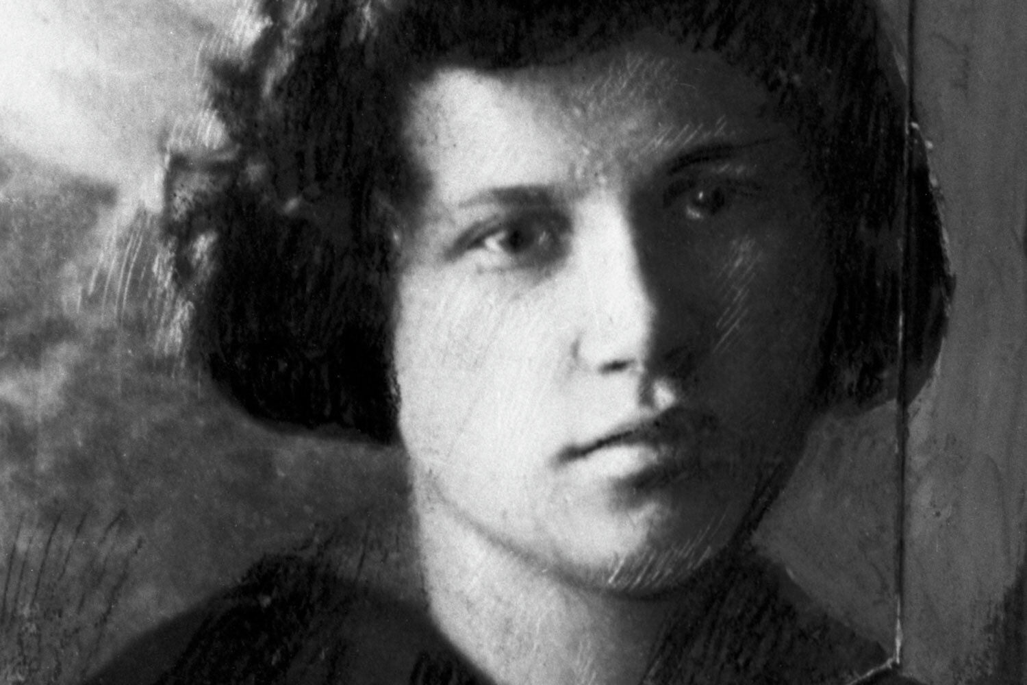 Одна из наиболее известных белорусских партизанок Вера Хоружая познакомилась с подпольем задолго до войны. В 1919 г. в шестнадцатилетнем возрасте она ушла добровольцем в Красную Армию, в следующем году вступила в комсомол, а в 1921-м – в ВКП(б). Была членом особого отряда по борьбе с бандитизмом. В 1924 г. коммунистка возглавила подпольный ЦК КСМ Западной Белоруссии и участвовала в издании нелегальных газет на территории Польши. В 1925 г. ее арестовали и приговорили к восьми годам тюрьмы. Подпольщица вернулась в СССР только в 1932 г.В 1937 г. Хоружую арестовали по обвинению в шпионаже. Два года подпольщица провела в тюрьме, но в итоге была отпущена и восстановлена в партии. После оккупации Белорусской ССР гитлеровцами она, будучи беременной, вместе с мужем Сергеем Корниловым вступила в партизанский отряд под командованием Василия Коржа и стала связной. В бою возле Пинска Хоружая потеряла супруга, после чего перешла границу и уехала к родственникам в Пензу, родив там сына.В начале 1942 г. подпольщица снова пересекла линию фронта и по поддельным документам занялась сбором оперативной информации около Витебска. Благодаря данным партизанки советская авиация несколько раз бомбила немецкие склады боеприпасов и горючего. В ноябре 1942 г. Хоружая была поймана гестапо на явочной квартире и отправлена в спецтюрьму. Точных данных о том, как погибла партизанка, нет. По воспоминаниям разведчицы Анны Киташевой, к декабрю из-за побоев и истязаний Хоружая уже не могла ходить. Вероятно, она была казнена на территории бывшего 5-го железнодорожного полка.Из-за того что обстоятельства гибели партизанки так и не были достоверно установлены, к званию Героя Советского Союза посмертно она была представлена только в 1960 г. После этого память о подпольщице была увековечена в виде памятников в Пинске и Мозыре. Ее именем названы школы в Бобруйске и Витебске, улицы в Минске, Гродно и многих других белорусских городах, а также в Алма-Ате.