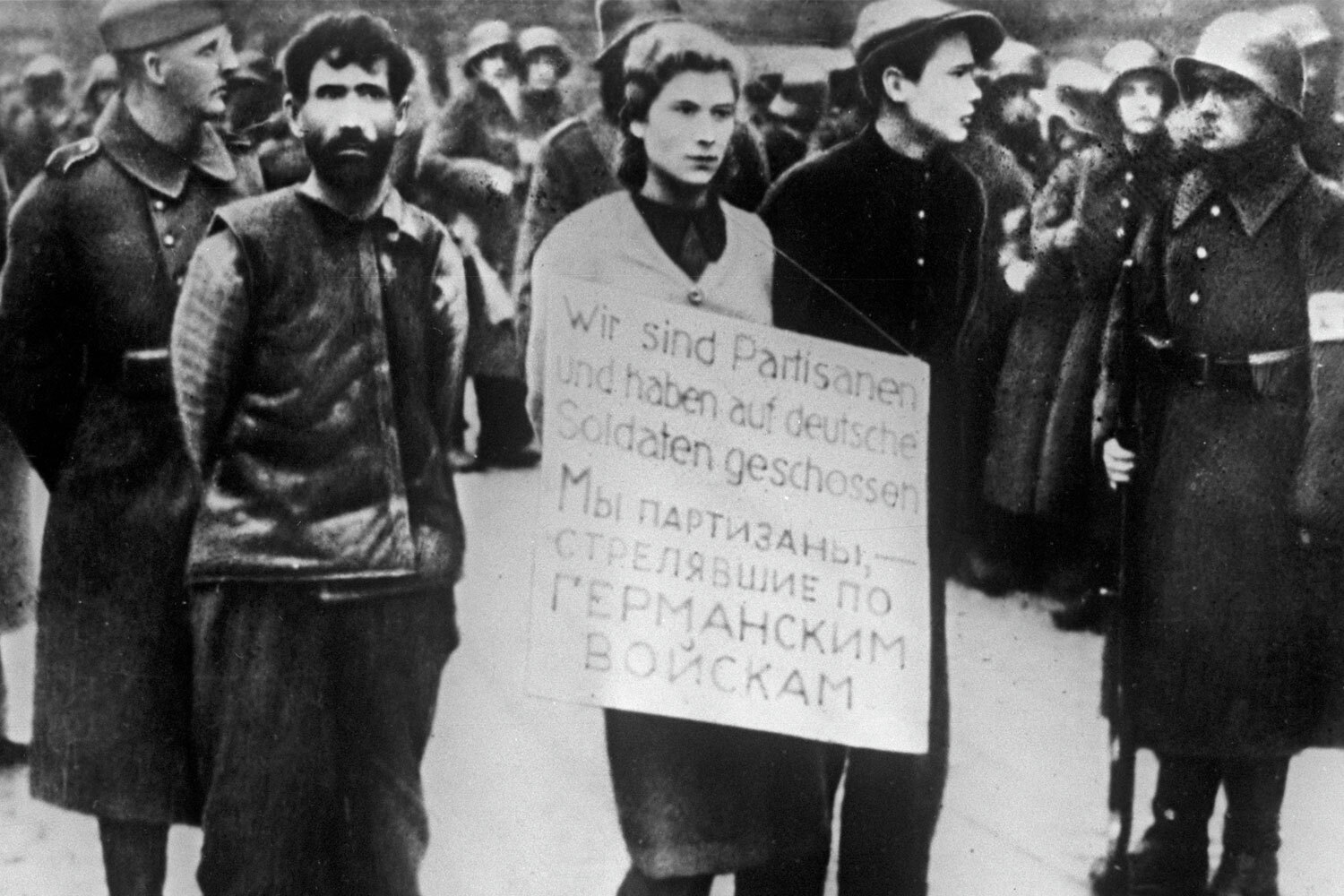 Первой участницей советского сопротивления, публично казненной немецкими оккупантами, считается Мария Брускина – молодая еврейка из Минска. Девушка ушла в подполье сразу после окончания школы в июне 1941 г. Сначала она носила еду и воду узникам концлагеря «Дрозды», затем устроилась медицинской сестрой в лагерь для пленных красноармейцев на территории Минского политехнического института. Там она тайно снабжала военнопленных медикаментами, одеждой и фальшивыми документами, помогая готовиться к побегу.В октябре 1941 г. группу в лазарете выдал бывший военнопленный, после чего Брускину и других подпольщиков арестовали. 26 октября она вместе с товарищами Кириллом Трусовым и Владленом Щербацевичем была повешена на арке ворот дрожжепаточного завода. «Мы партизаны стрелявшие по германским войскам», – гласила надпись на табличке. Еще девять подпольщиков в этот день были убиты в других городах.Казнь партизан гитлеровцы снимали на фото. Но если личности Трусова и Щербацевича вскоре после окончания войны были установлены, то третья жертва расправы десятилетиями оставалась безымянной. Даже на мемориальной доске на месте казни фигурировала «неизвестная девушка». Впервые предположение о том, что на воротах минского завода была убита именно Брускина, выдвинул журналист Владимир Фрейдин, однако официальные советские лица идентифицировать погибшую отказались.Только 29 февраля 2008 г. Минский горисполком изменил текст мемориальной доски, указав на ней имя Брускиной. Девушка стала символом не только белорусского, но и еврейского сопротивления – в поселке Кфар ха‑Ярок под Тель‑Авивом есть памятник, посвященный ей и другим еврейкам, сражавшимся против нацистов. В 2007 г. ее имя присвоили улице в иерусалимском районе Писгат-Зеев.