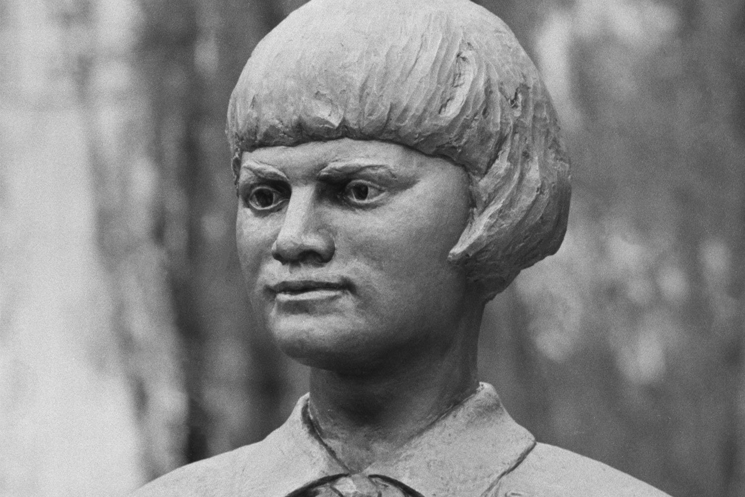 Когда началась война, 15-летняя пионерка Зинаида Портнова из Ленинграда отдыхала на каникулах у бабушки в Витебской области (деревня Зуя недалеко от Оболя). Уже к началу июля Белоруссия оказалась оккупирована немцами, однако девочка, несмотря на возможность эвакуации, решила остаться. В начале 1942 г. она присоединилась к тайной комсомольской организации «Юные мстители», в состав которой вошли 38 подпольщиков из соседних деревень. В основном это были ученики 7-10-х классов.Отряд занимался распространением антифашистских листовок и диверсиями. «Юные мстители» осуществили подрыв водокачки, электростанции и других важных для немецкого тыла объектов. Кроме того, по заданию командования юноши и девушки внедрились в немецкие учреждения – комендатуру, торфяной и кирпичный заводы, откуда добывали развединформацию. Согласно советской историографии, Портнова работала в столовой и однажды отравила немецких офицеров супом с крысиным ядом. А чтобы отвести от себя подозрения, девочка сама его попробовала.После этого инцидента подпольщица покинула Зуи и стала разведчицей партизанского отряда. «Юные мстители», в свою очередь, оказались раскрыты. Почти все участники были казнены. В декабре 1943 г. Портнова получила задание вернуться в Оболь, чтобы выяснить причины провала организации и установить связь с уцелевшими участниками, но была поймана. На допросе девочка сумела выхватить пистолет у следователя и убить его, а также двух охранников, после чего подверглась жестоким пыткам и 10 января 1944 г. расстреляна. Звание героя Советского Союза присвоено Портновой посмертно в 1958 г.