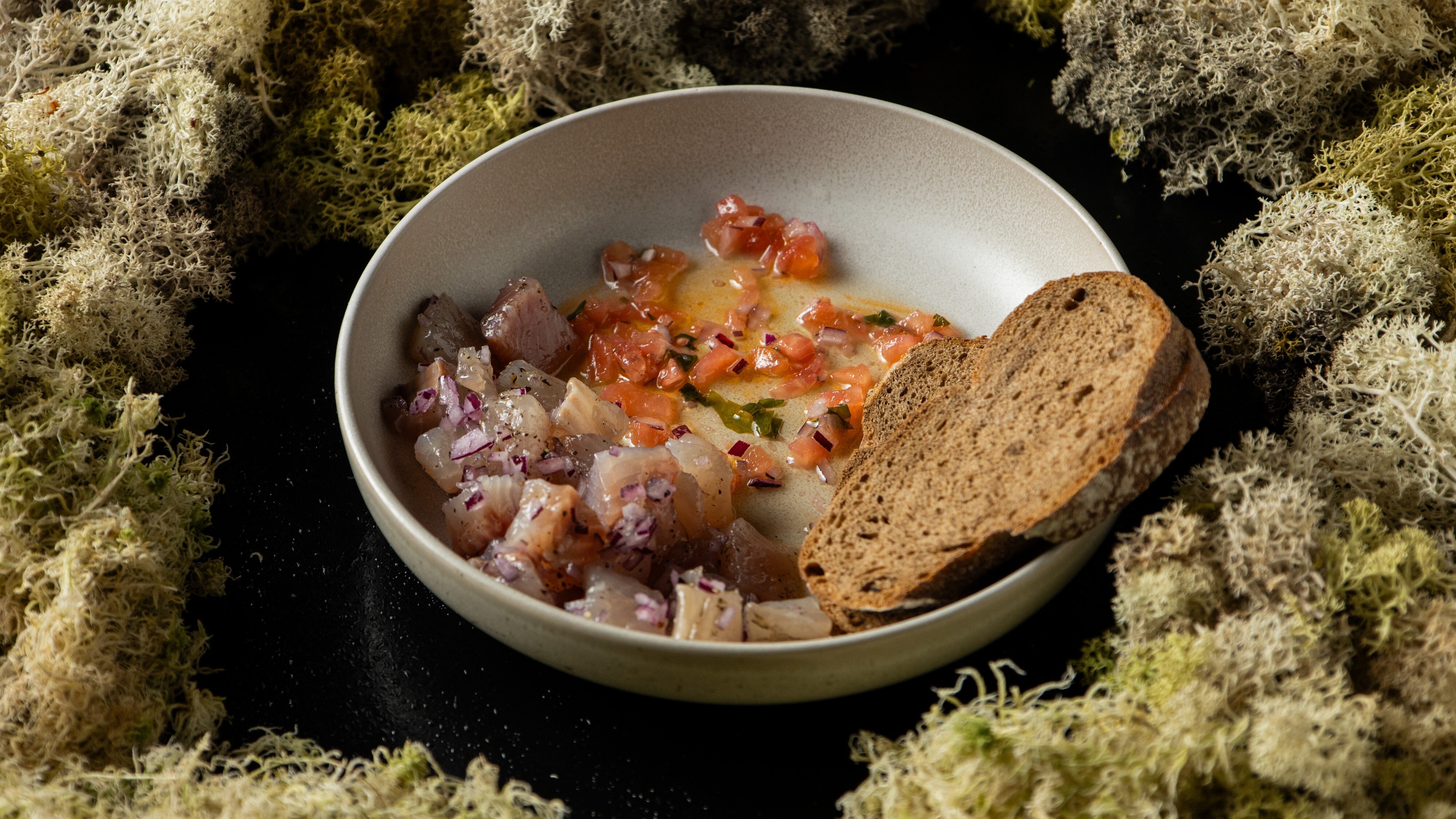 Ладожский сиг малой соли с красным луком, солёными томатами, горчичным маслом и ржаным хлебом