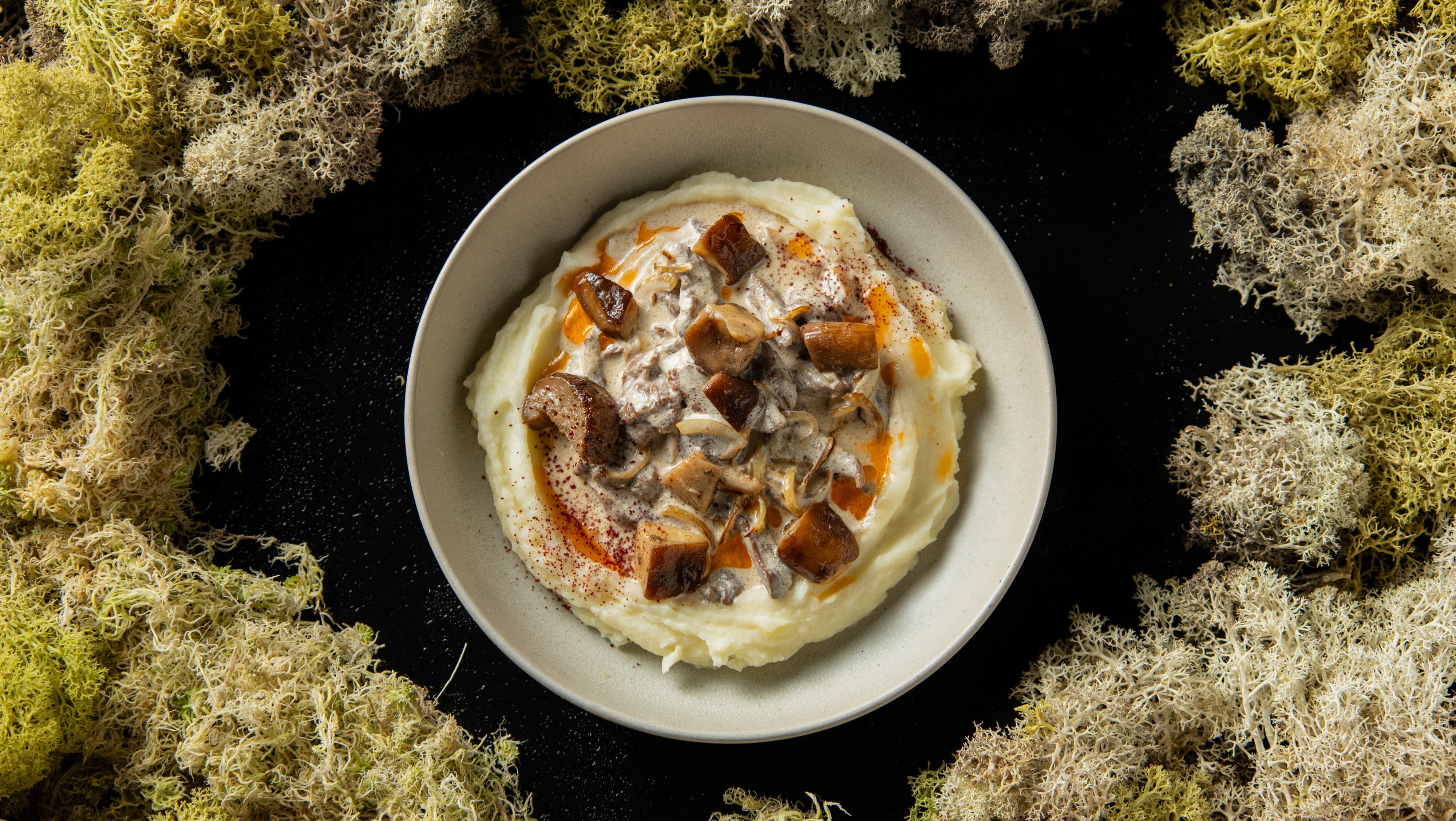 Замороженные щи с капустным прибытком на крепком мясном бульоне с олениной и брусникой. Подаются с бородинской настойкой