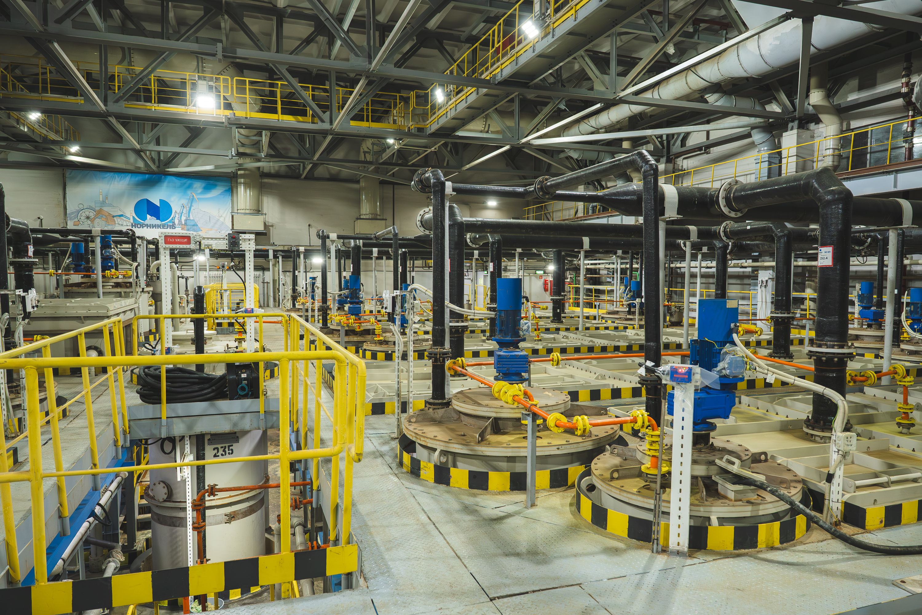 Для возобновления производства на предприятии построили новое здание, оснастив его современной техникой