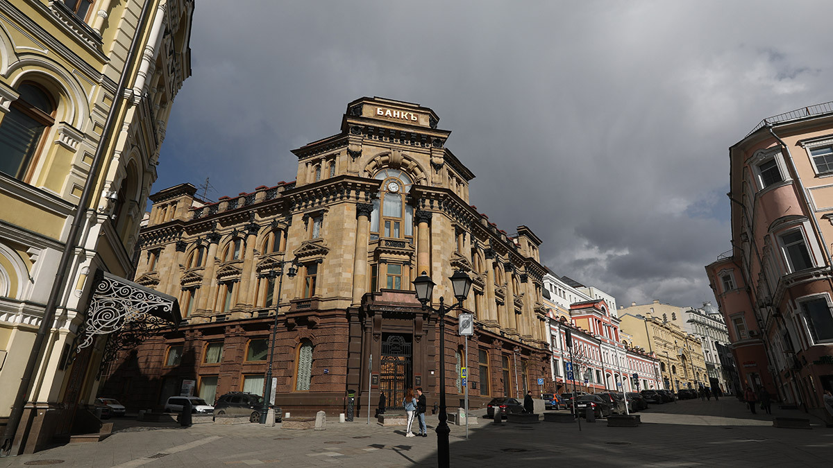 Здание Московского международного торгового банка на Рождественке вошло в сделку со Sminex. В рамках застройки квартала девелопер возведет там 31 000 кв. м элитной недвижимости