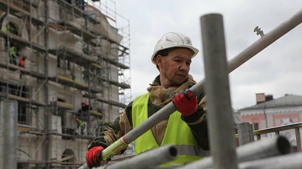 Поток иностранных трудовых мигрантов в 2025 г. в Петербург составил 293 000 человек