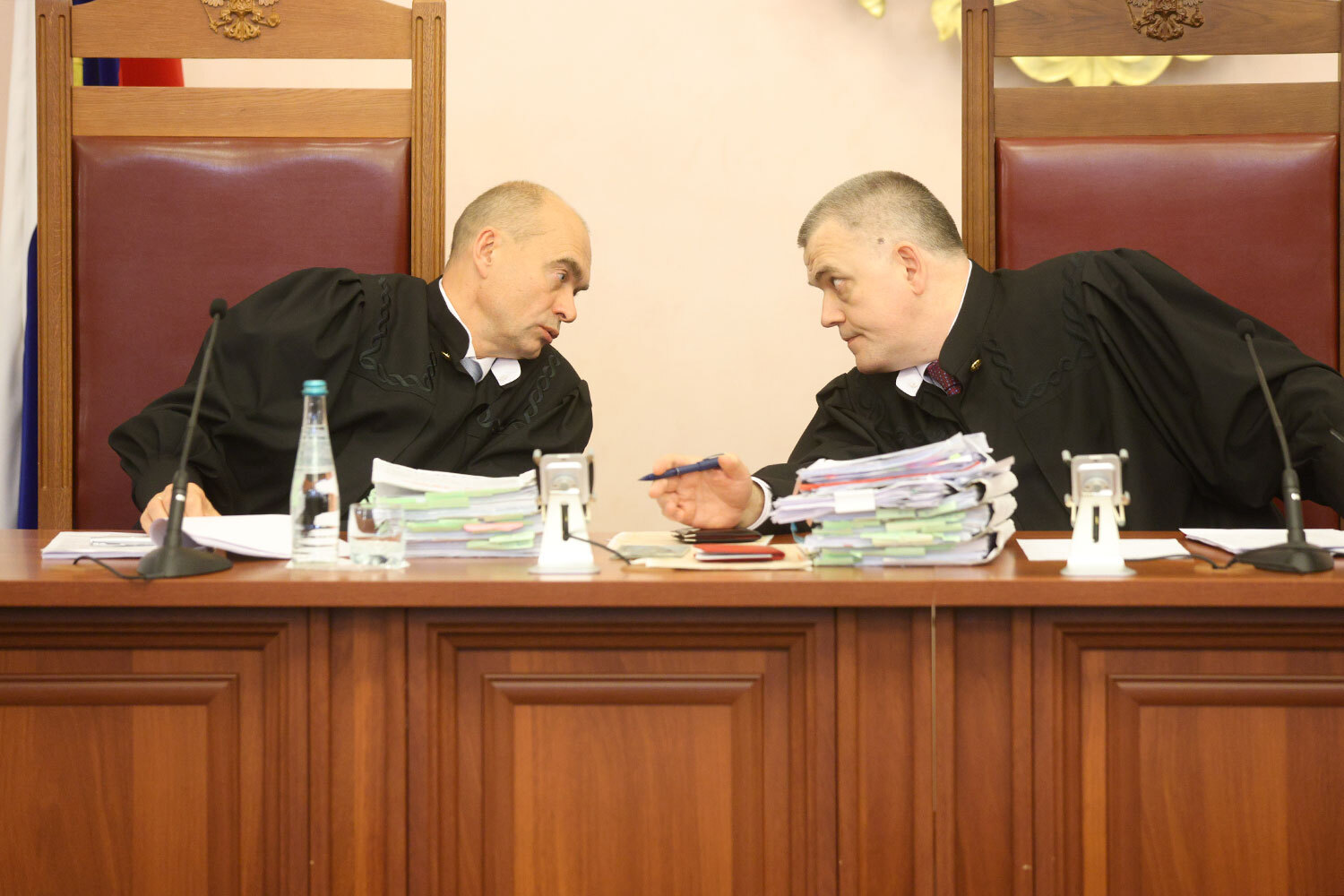 Судебная коллегия по гражданским делам Верховного суда РФ постановила признать право собственности на квартиру, проданную народной артисткой России Ларисой Долиной под влиянием мошенников, за покупательницей – Полиной Лурье, отменив ранее принятые судебные акты. Решение вступает в силу немедленно, а нижестоящему суду поручено в ближайшее время рассмотреть иск о принудительном выселении певицы.