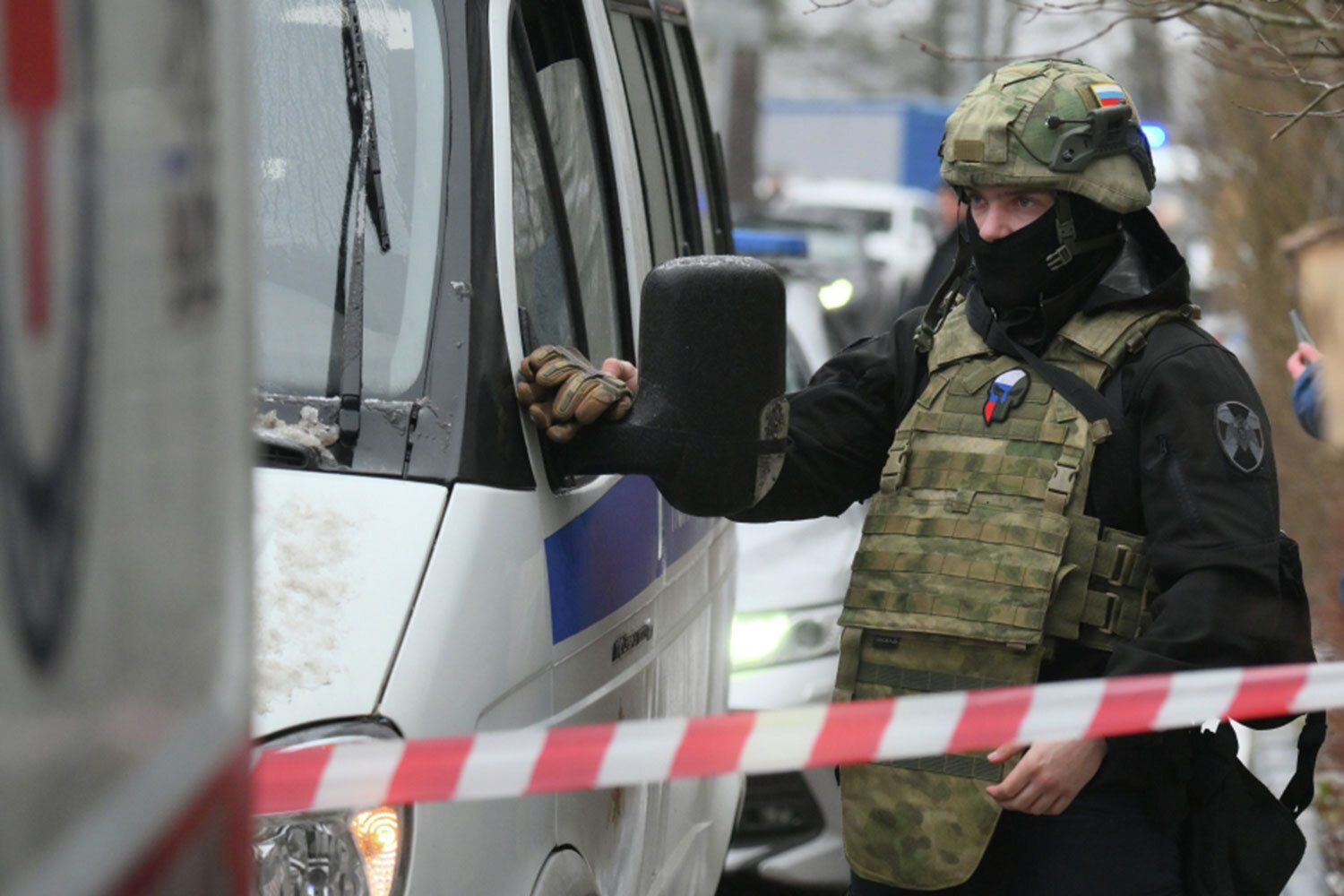 Утром 16 декабря 15-летний ученик девятого класса напал с ножом на школьников Успенской СОШ в поселке Горки-2 (Одинцовский городской округ). В результате погиб четвероклассник, сообщила уполномоченный по правам ребенка в регионе Ксения Мишонова. Подросток задержан, отметили в в ГУ МВД России по Московской области. Возбуждено уголовное дело по ст. 105 УК РФ («Убийство») в нескольких частях.