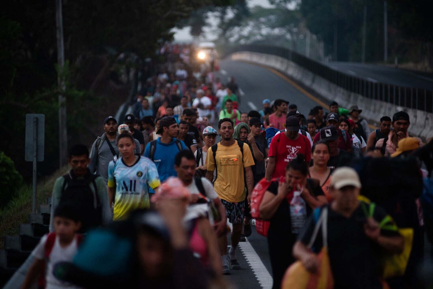 С 2000 г. по инициативе ООН в мире отмечается День мигранта. Праздник учрежден в честь принятия Международной конвенции о защите таких работников и членов их семей (1990) и призван способствовать распространению информации об их трудовых правах. Где в мире больше всего мигрантов – в галерее «Ведомостей».По данным ООН, США остаются абсолютным лидером по числу мигрантов: в 2024-2025 гг. их численность достигла 52,4 млн человек, или около 17,4% от населения страны. Почти каждый десятый мигрант занят в строительной сфере. Нелегалы составляют около 4-5% рабочей силы США. По словам президента Дональда Трампа, Штаты принимают слишком много людей из «адских дыр». 16 декабря он ввел полный запрет на въезд гражданам Буркина-Фасо, Лаоса, Мали, Нигера, Сьерра-Леоне, Южного Судана, Сирии и Палестины.
