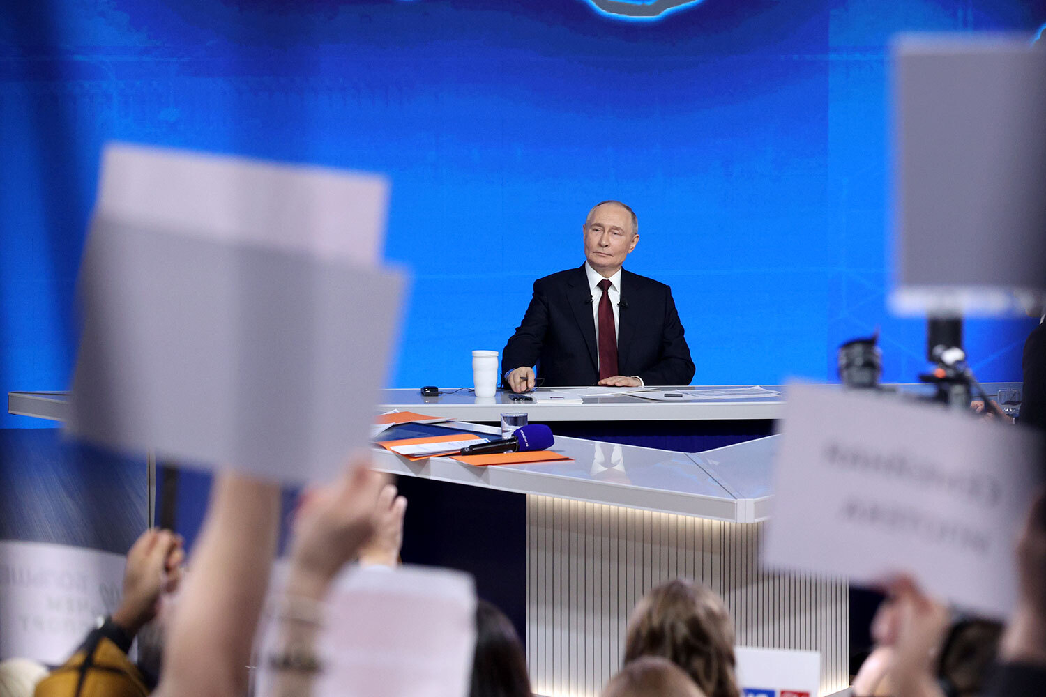 19 декабря в России состоялись «Итоги года» с Владимиром Путиным, которые вновь прошли в формате прямой линии, совмещенной с пресс-конференцией. Мероприятие длилось 4 часа 27 минут, за время которых президент успел рассказать про налоги, цены, меры поддержки семей, ход спецоперации и многое другое. В общей сложности россияне прислали ему более 3 млн обращений. Непосредственно в студии было озвучено 103 вопроса и затронуто 70 тем. Как это было – в галерее «Ведомостей».