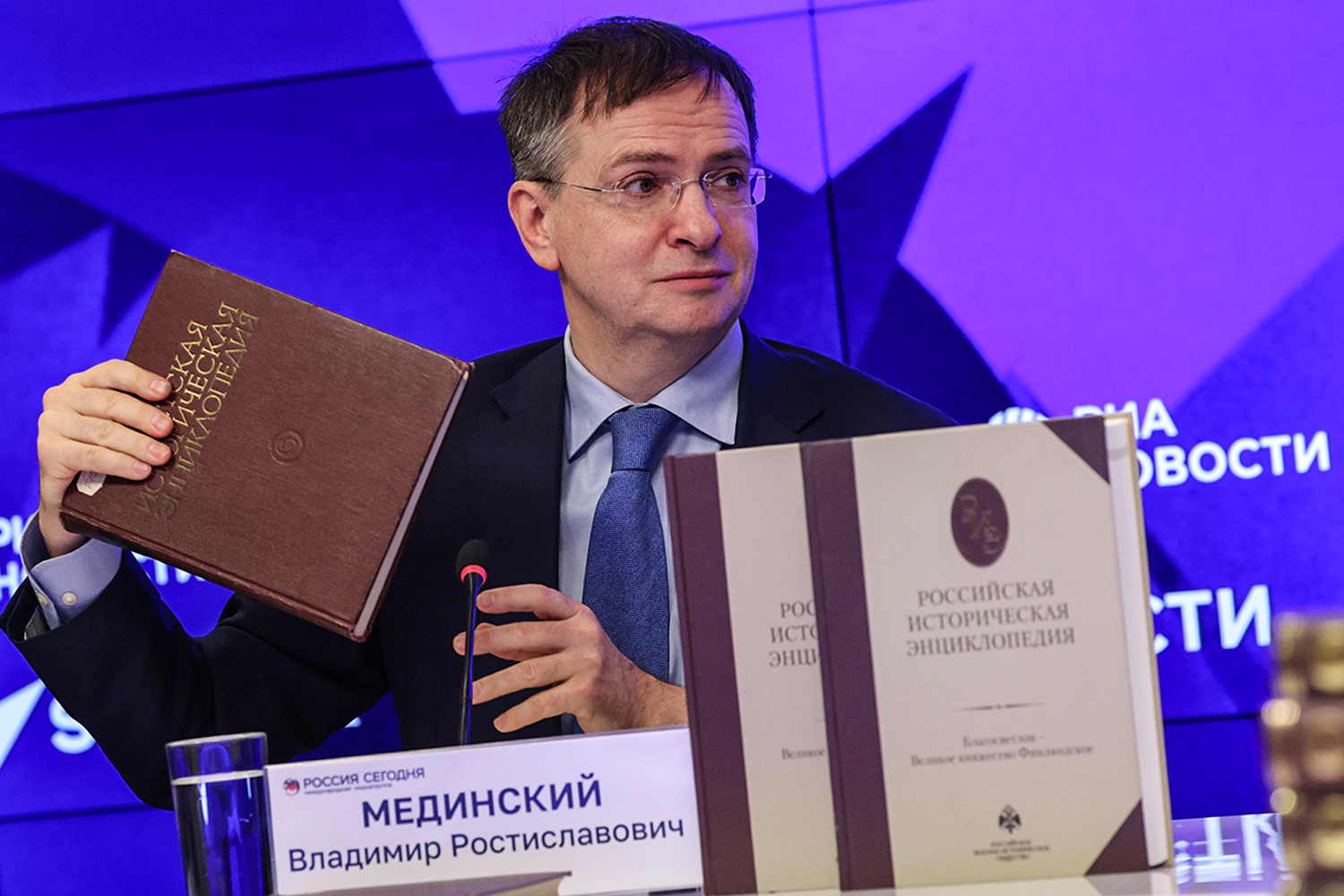 Помощник президента РФ Владимир Мединский возглавил Союз писателей России.