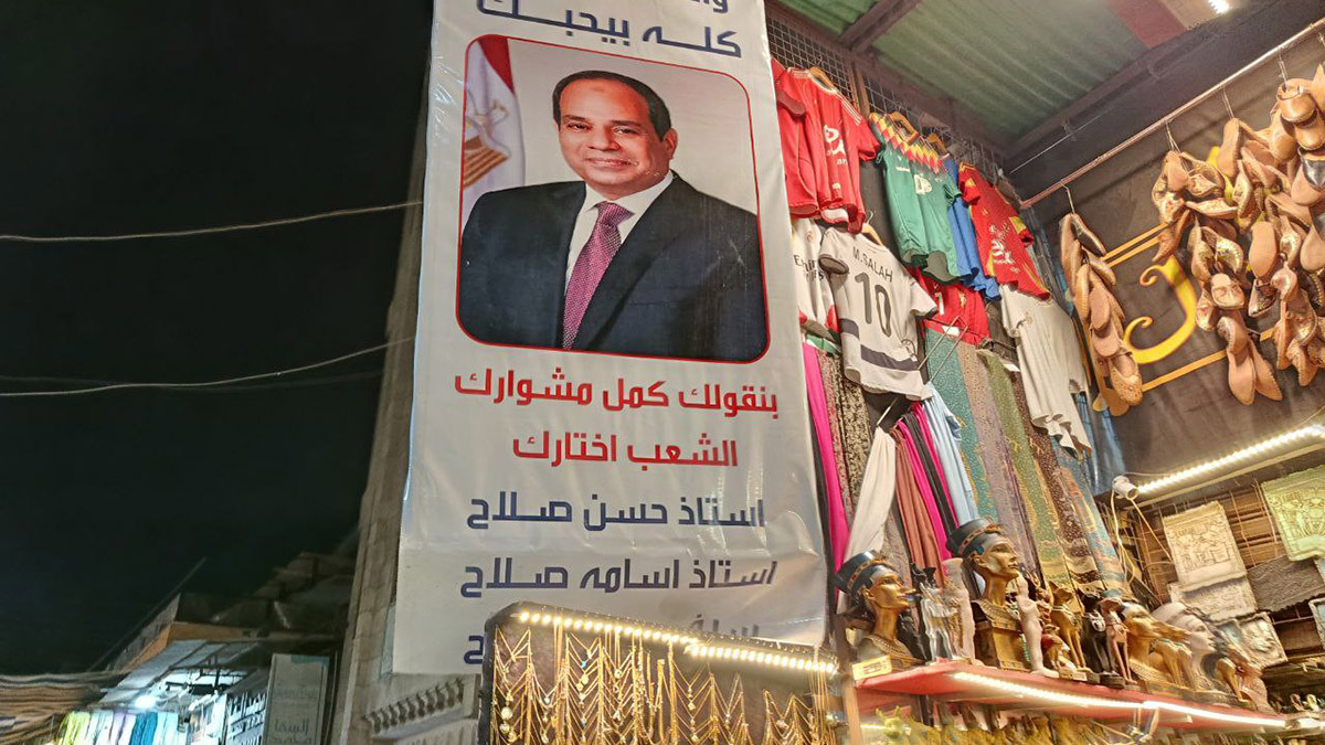 Базар Хан эль-Халили в Старом Каире – туристическая «витрина» города, большая часть которого живет совсем непросто