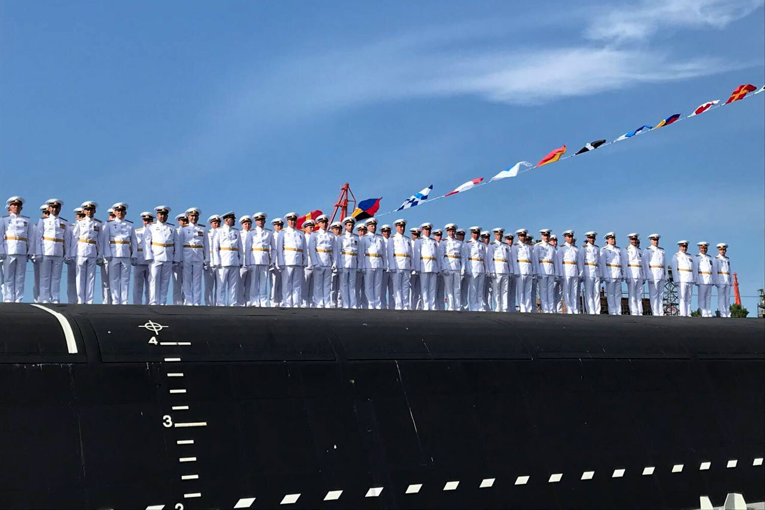 В 2025 г. корреспонденты «Ведомостей» активно разъезжали по России и миру: более сотни командировок, десятки форумов и несчетное количество рабочих встреч. Провожая уходящий год, мы собрали самые запоминающиеся кадры, сделанные журналистами во время поездок и деловых мероприятий. На фото: церемония поднятия флага на атомном подводном крейсере «Князь Пожарский» в Северодвинске, на которой присутствовал президент России Владимир Путин.