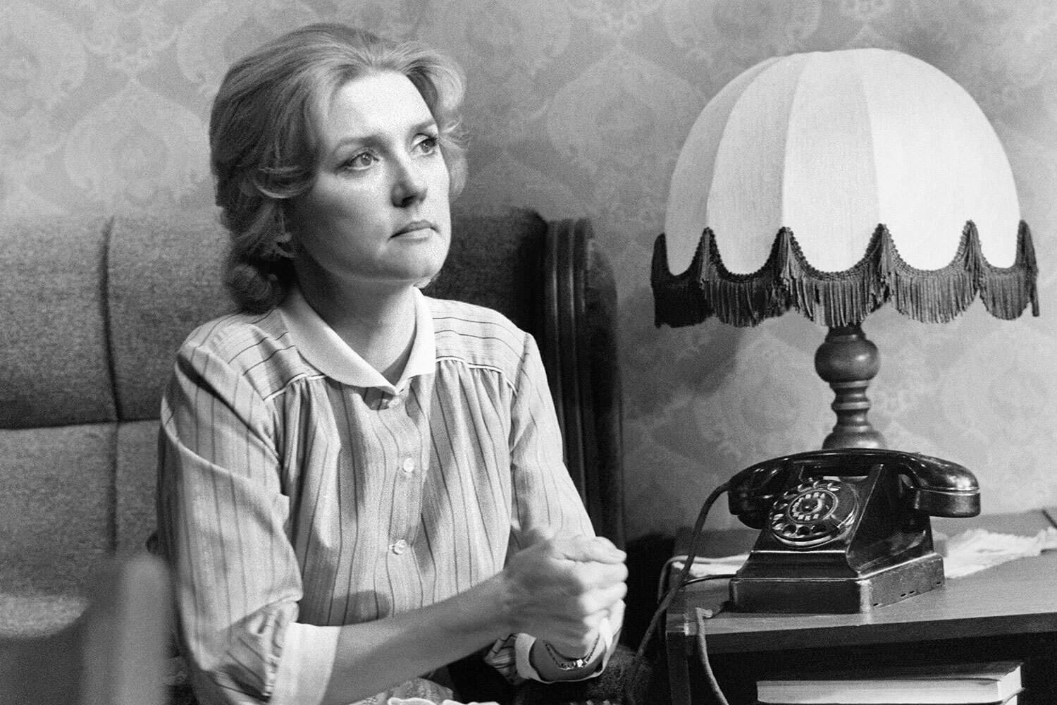 Вера Валентиновна Алентова родилась в Котласе Архангельской области 21 февраля 1942 г. При рождении она носила фамилию отца Валентина Быкова, но сменила ее на материнскую после того, как сама стала мамой в 1969 г. «Простодушие, доверчивость и строгость – это, мне кажется, отличительные черты северян. Они были свойственны моей маме и в какой-то степени передались мне», – поделилась актриса в книге воспоминаний «Все не случайно».