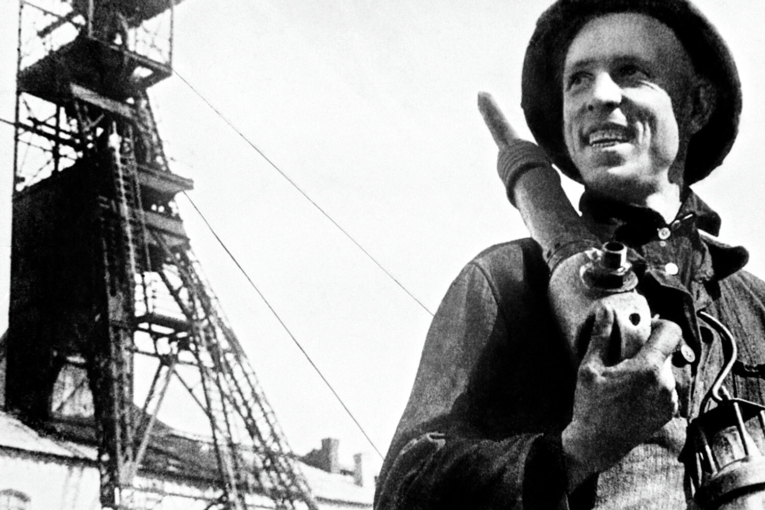 Алексей Стаханов приобрел всесоюзную, а вскоре и всемирную известность в ночь с 30 на 31 августа 1935 г., спустившись в забой на шахте «Центральная – Ирмино» Луганской области (ныне – Луганская народная республика). На тот момент забойщики не только рубили уголь, но и сами укрепляли бревнами своды шахты. Из-за этого норма выработки горючего составляла всего 7 т в день на человека. Стаханов предложил освободить забойщиков от крепежных работ и на собственном примере доказал, что так производительность труда вырастает на порядок. Во время производственного подвига новатору помогали крепильщики Гаврила Щиголев и Тихон Борисенко. В итоге за 5 часов и 45 минут он прорубил восемь уступов, что принесло 102 т угля.Новость о передовике быстро облетела Донбасс, запустив настоящее соревнование. 4 сентября шахтер Мирон Дюканов выдал за смену 115 т. На следующий день был поставлен рекорд в 125 т. 9 сентября Стаханов добыл 175 т., но эта планка продержала всего два дня: 11 сентября забойщик Никита Изотов записал на свой счет сразу 240 т. Ему же, кстати, принадлежит мировой рекорд – 607 т за смену, которые он вырубил 1 февраля 1936 г.Стаханов был награжден орденами Ленина и Трудового Красного Знамени, а также удостоен звания Героя Социалистического Труда. Его энтузиазм положил начало стахановскому движению – массовой кампании по перевыполнению производственных норм и повышению эффективности труда. Последователи стремились превысить плановые показатели не только в угольных шахтах, но и на заводах, в колхозах и других отраслях народного хозяйства. К концу 1936 г. под влиянием «стахановцев» передовиком в СССР стал каждый третий рабочий. После смерти Стаханова в его честь был переименован луганский город Кадиевка. На центральной площади муниципалитета стоит бронзовый памятник, посвященный подвигу забойщика.