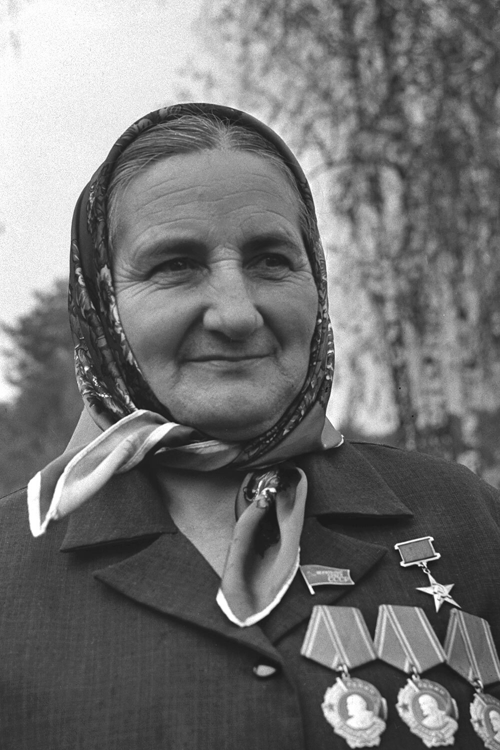 Стахановское движение не сбавляло обороты и после Великой Отечественной войны. Например, белорусская доярка Лидия Осиюк, которая большую часть жизни проработала в колхозе им. Жданова, выдавала стабильно высокие надои молока: в 1955 г. она получила по 4619 кг молока с коровы, в 1966-м этот показатель вырос до 7659 кг, а в 1967-м – до 7929 кг. Наивысший личный результат Осиюк показала в 1973 г., надоив по 8001 кг молока с коровы, что значительно превышало средние результаты по региону. Помимо звания Героя Социалистического Труда, доярка была трижды награждена орденом Ленина и получила 12 медалей ВДНХ, пять из которых были золотыми, за производственные результаты.Дочь Осиюк Галина Скакун тоже посвятила жизнь молочному животноводству в колхозе им. Жданова. С 1965 г. она работала дояркой и регулярно перевыполняла плановые показатели. К 1987 г. средние надои в ее группе составили уже по 8300 кг молока с коровы. Также Скакун внедрила новую форму организации труда – семейный подряд: ее супруг стал оператором машинного доения и работал наравне с ней. В 1988 г. доярке было присвоено звание Героя Социалистического Труда. Память о семье «стахановцев» увековечена в деревне Борисы (Брестская область Белоруссии).