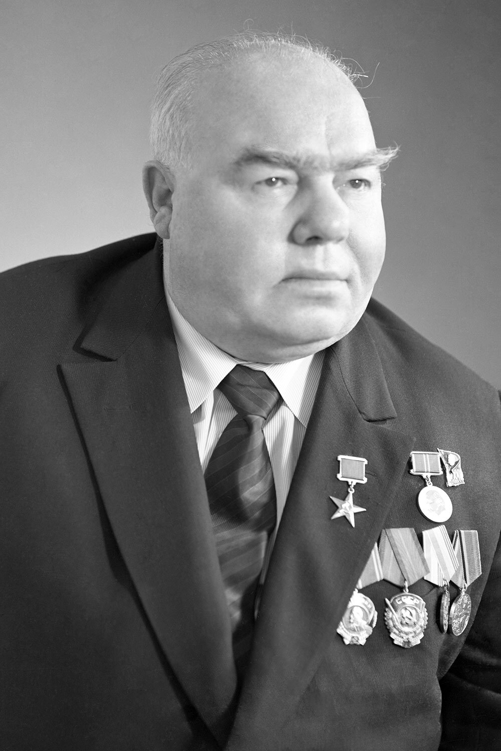 Фрезеровщик Иван Гудов работал на Московском станкостроительном завод им. Орджоникидзе и постоянно искал способы увеличения числа выпускаемых деталей без потери их качества. 13 сентября 1935 г. он установил первый рекорд, выполнив норму на 272%. Используя одновременно две фрезы и нарастив скорость подачи металла, Гудов выточил 117 деталей вместо 43. Наряду с трудовыми подвигами Стаханова и Бусыгина это достижение стало отправной точкой для стахановского движения. После первого Всесоюзного совещания «стахановцев» с участием Сталина фрезеровщика наградили орденом Трудового Красного Знамени, а в 1975 г. ему также было присвоено звание Героя Социалистического Труда и орден Ленина.На фоне повышения производительности труда нормы выработки в станкостроении были пересмотрены, и Гудов стал искать новые пути для интенсификации производства. Так, он совместил на одном станке обработку деталей, которая ранее вытачивались на трех разных, и ликвидировал холостой ход агрегатов. Благодаря этому в 1936 г. Гудову удалось выполнить план сначала на 650%, а затем на 1200%. В 1937-м он последовательно преодолел планки в 1500%, 1900% и 4582% от нормы. Наконец, 23 декабря того же года он установил абсолютный рекорд в 9050%.«Стахановец» избирался депутатом Верховного Совета СССР от Москвы, работал депутатом Моссовета, а также имел статус Почетного изобретателя. В 1938 г. фрезеровщик написал автобиографию «Путь стахановца», а в 1939-м на экраны вышел художественно-документальный фильм «Иван Гудов», в котором передовик сыграл сам себя.