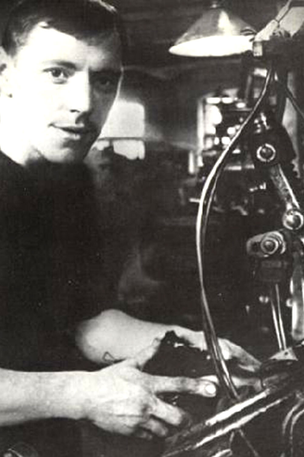 Рабочий ленинградской обувной фабрики «Скороход» Николай Сметанин установил свой первый рекорд 21 сентября 1935 г., перетянув за смену 1400 пар обуви при норме в 680. А уже 6 октября он превзошел сам себя, выдав 1800 пар. За это достижение обувщик, сумевший оставить позади даже знаменитую чехословацкую фирму «Бати», был удостоен ордена Ленина. В 1937 г. Сметанин получил должность заместителя директора фабрики, а в 1938-м стал ее руководителем. Еще через год «стахановец» перешел на позицию заместителя наркома легкой промышленности и оставался на ней вплоть до выхода на пенсию. В 1975 г. ему было присвоено звания Героя Социалистического Труда. Также имел орден Трудового Красного Знамени.