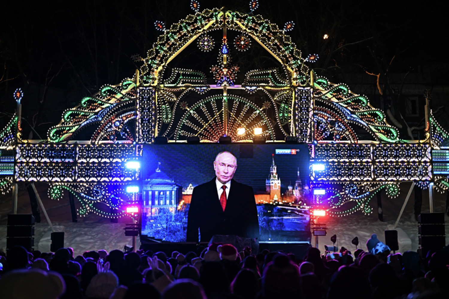 Жители Татарстана и туристы слушают новогоднее обращение президента России Владимира Путина на катке в парке «Черное озеро», Казань.