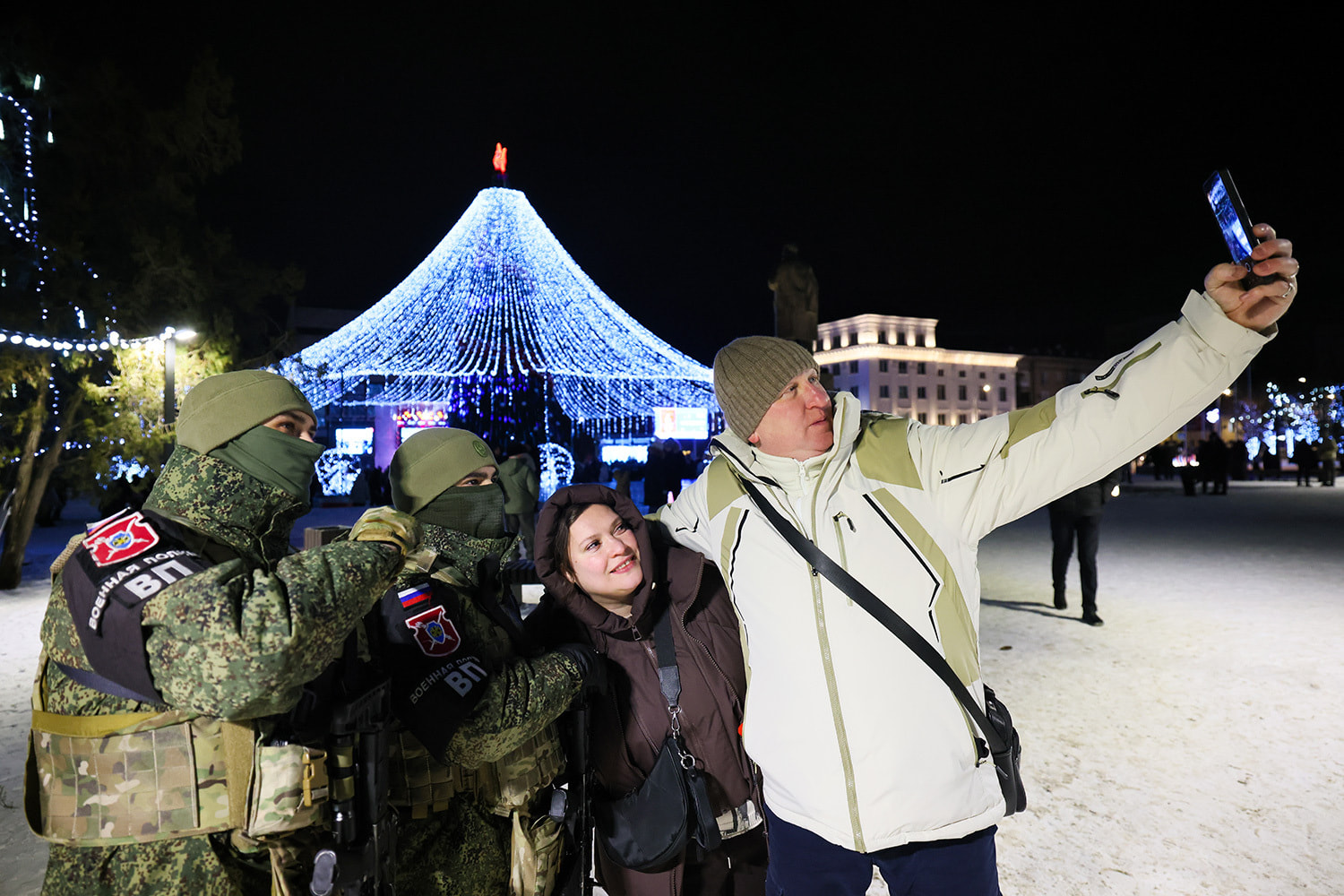Сотрудники военной полиции встречают Новый год вместе с жителями ЛНР на Театральной площади, Луганск.