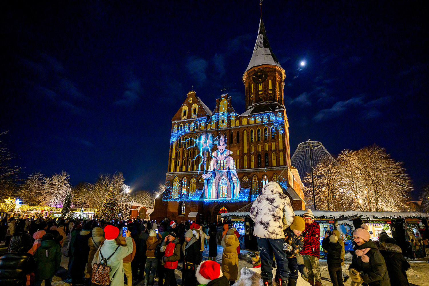 Праздничное световое шоу на фасаде Кафедрального собора на острове Канта, Калининград.