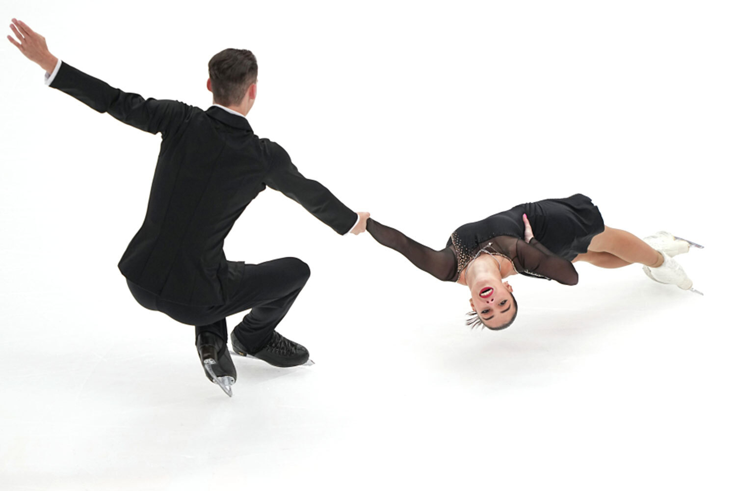 На зимних Олимпийских играх в Милане и Кортина-д'Ампеццо Россию будут представлять всего 13 спортсменов из индивидуальных видов. При этом несколько десятков россиян, сменивших спортивное гражданство, выступят за другие национальные сборные. О некоторых из них – в галерее «Ведомостей».На Играх-2026 Карина Акопова (родилась в Москве) и Никита Рахманин (Челябинск) впервые представляют сборную Армении в парном фигурном катании, а также они – знаменосцы национальной команды. В мае 2025 г. исполком Федерации фигурного катания на коньках России (ФФККР) разрешил им перейти под флаг этой республики. В августе того же года паре удалось выиграть путевку на Олимпиаду на отборочном турнире, проходившем в Пекине. Акопова и Рахманин выступают в паре с 2020 г. В сезоне 2021/2022 они победили на турнирах Budapest Trophy и «Мемориал Дениса Тена» в Казахстане, а также стали серебряными призерами этапа Кубка России в 2021 г.