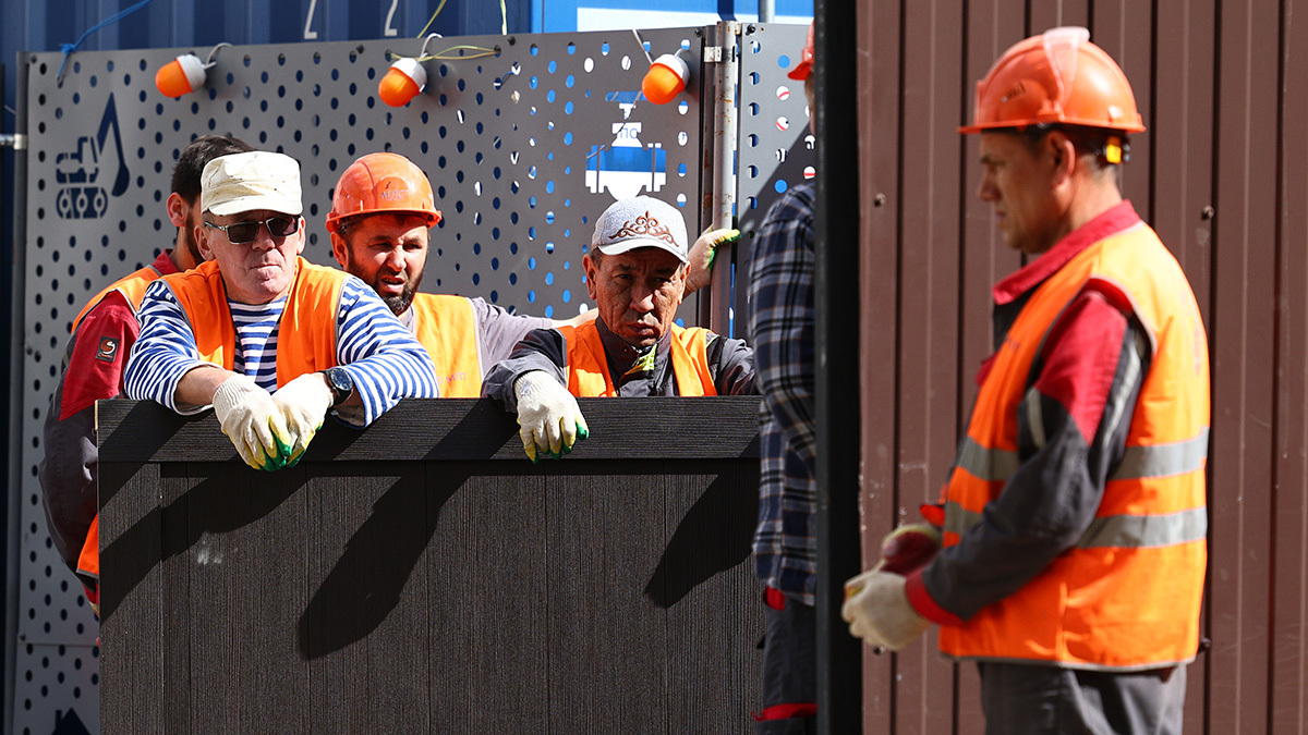 Сейчас законодательство не предусматривает ответственности генподрядчика за нахождение на стройплощадке иностранных граждан без патентов или разрешений на работу, если они формально трудоустроены у субподрядчиков