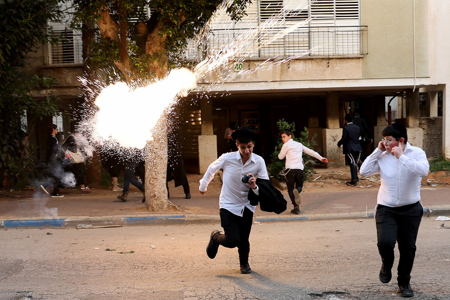 В Израиле нарастают возмущения среди ультраортодоксальных евреев (харедим) из-за призыва на военную службу. 16 февраля десятки демонстрантов перекрыли шоссе неподалеку от пригорода Тель-Авива Бней-Брака и вступили в стычки с полицией. Акция была организована в знак протеста против ареста двух предполагаемых уклонистов от армии, произведенного накануне ночью.