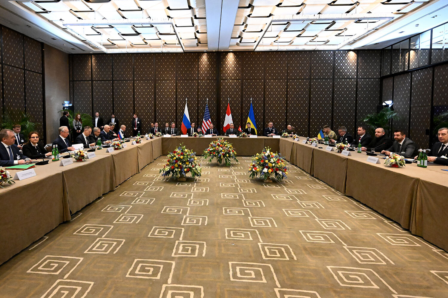 В Женеве завершились переговоры России, США и Украины по урегулированию конфликта между Москвой и Киевом. Консультации велись два дня – 17 и 18 февраля. Помощник президента РФ Владимир Мединский, возглавивший российскую делегацию, назвал обсуждения в Швейцарии тяжелыми, но деловыми. 