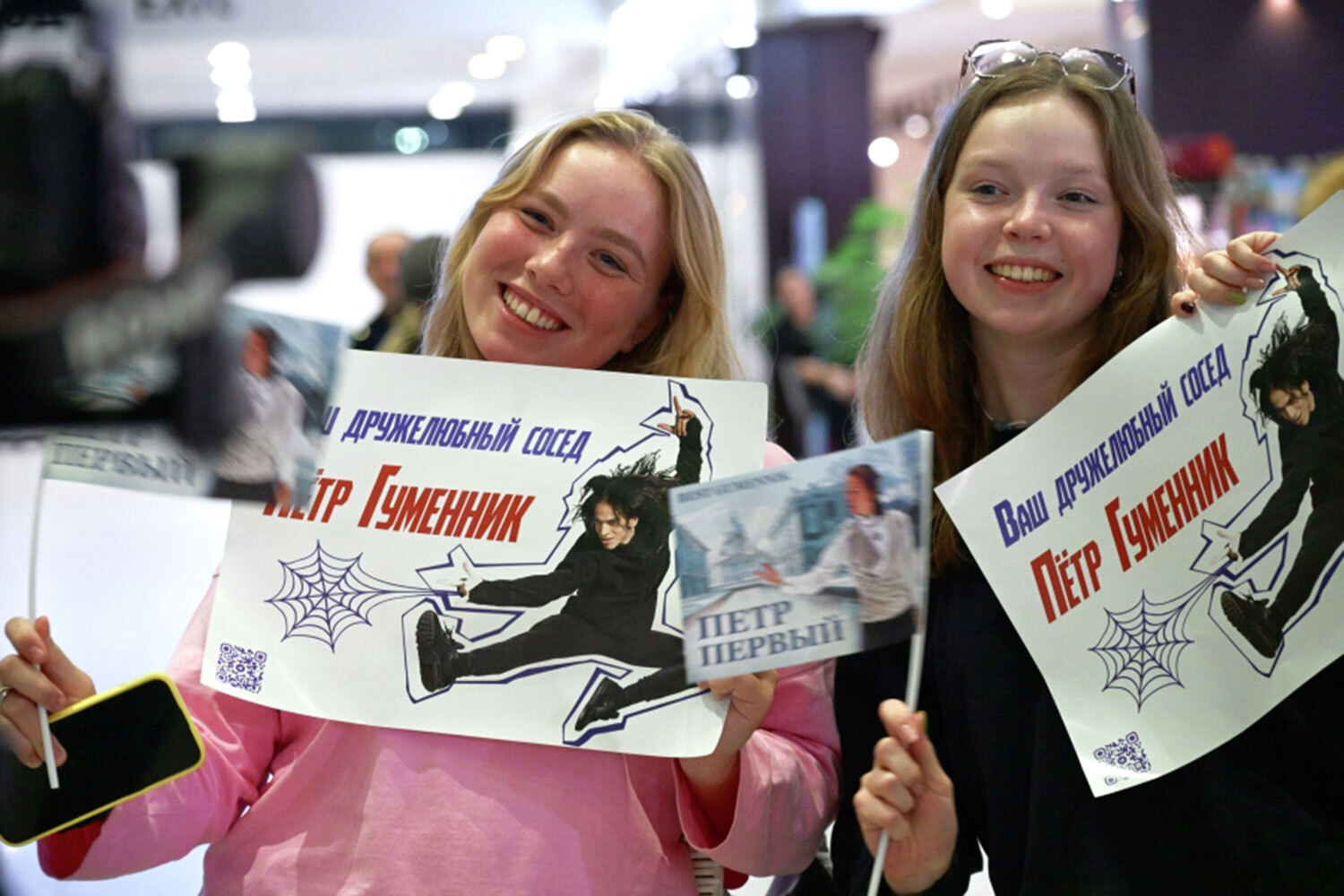 Зимняя Олимпиада проходила с 6 по 22 февраля на севере Италии – в Милане и Кортина-д'Ампеццо. На Играх выступили 13 россиян в нейтральном статусе.На фото: поклонницы российского фигуриста Петра Гуменника в аэропорту «Пулково».