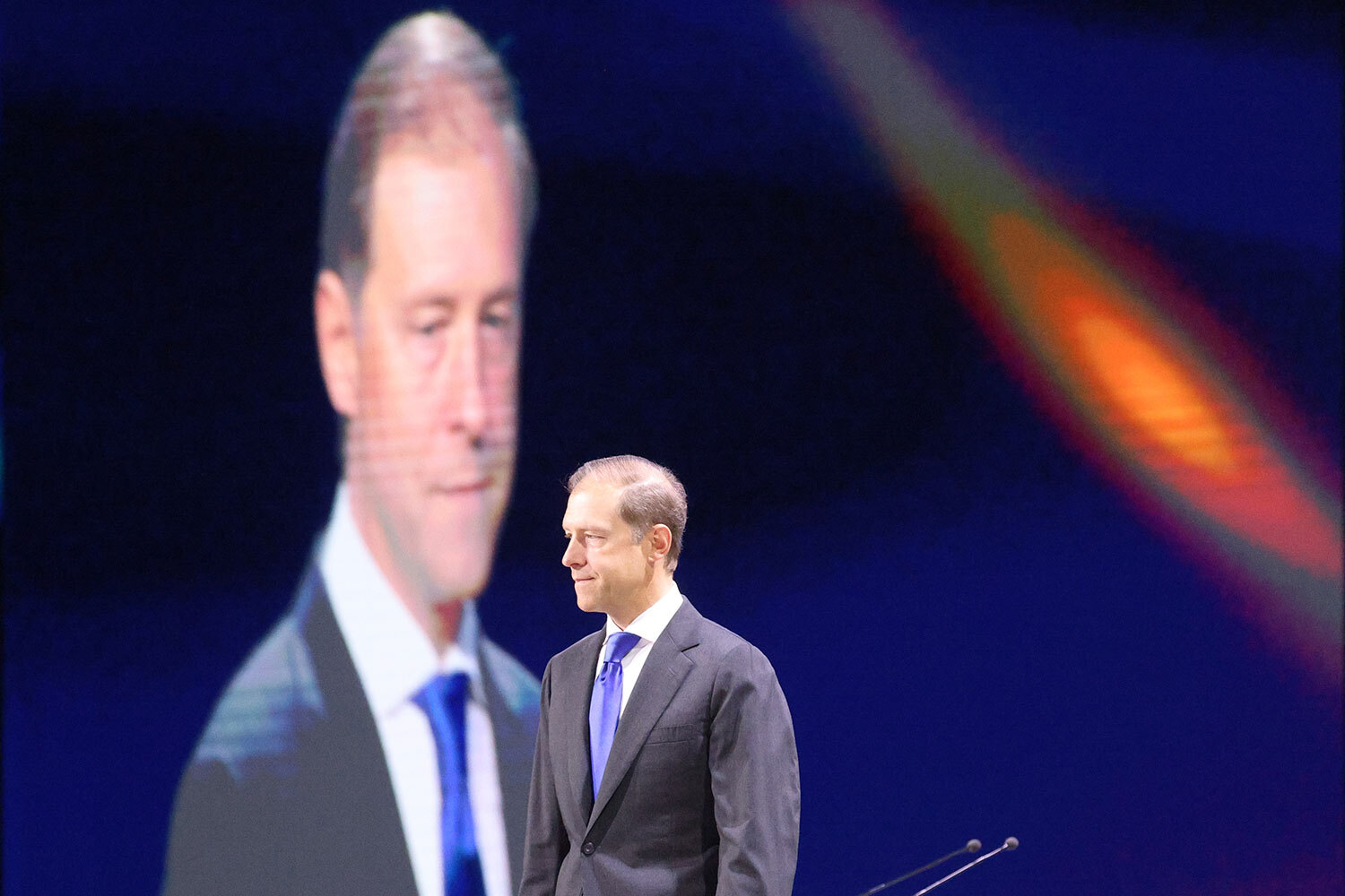 25 февраля на расширенном заседании коллегии по итогам работы Росгвардии руководитель ведомства Виктор Золотов поздравил первого вице-премьера РФ Дениса Мантурова с присвоением звания Героя России. В правительстве Мантуров курирует вопросы госбезопасности, оборонно-промышленный комплекс и возглавляет коллегию Военно-промышленной комиссии. Согласно официальным положениям, почетное звание присваивается россиянам «за заслуги перед государством и народом, связанные с совершением геройского подвига». Отличившимся вручаются грамоты и медали «Золотая Звезда». Кто еще из чиновников высокого ранга является Героем – в галерее «Ведомостей».