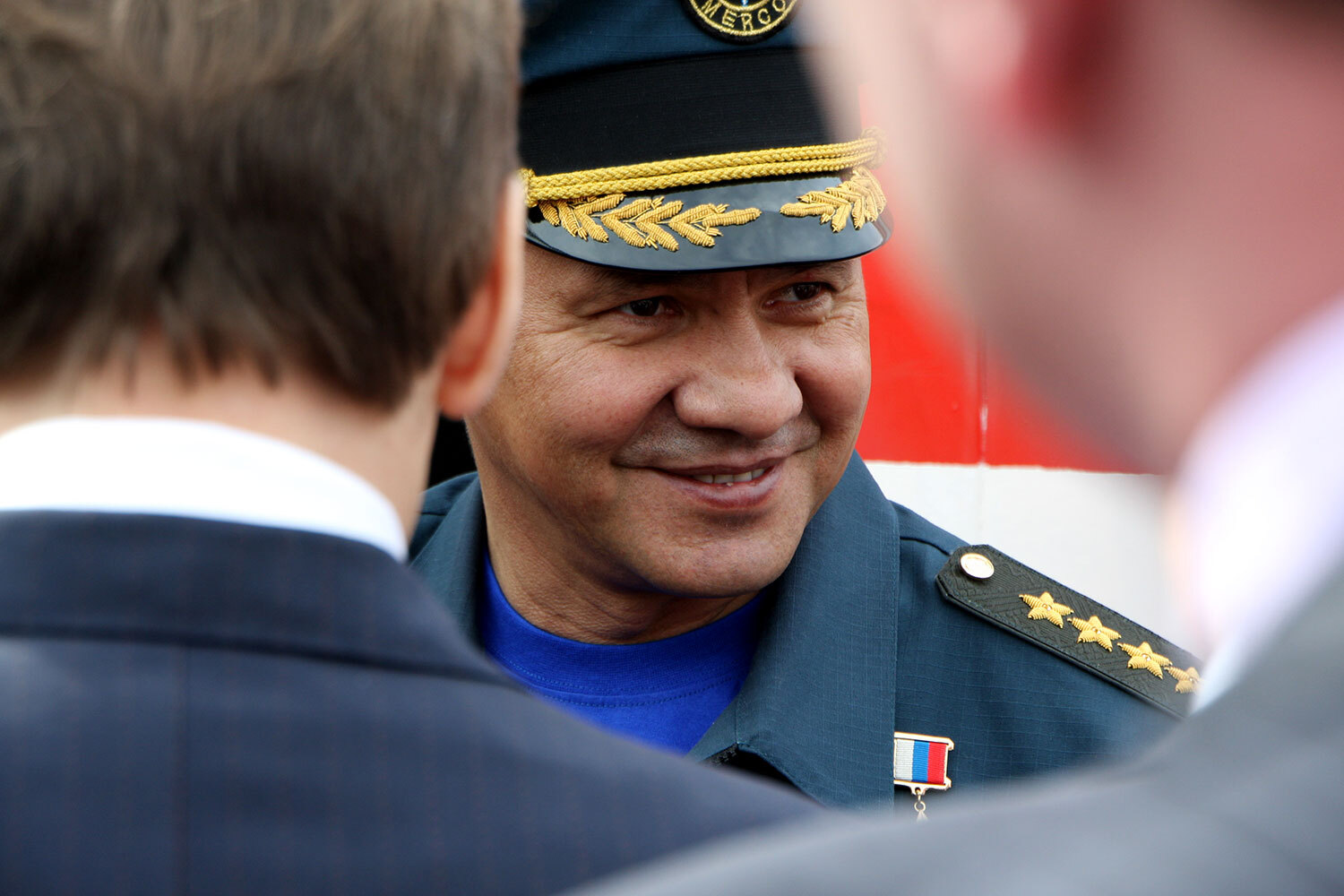 В 1999 г. Героем России стал нынешний секретарь Совбеза РФ Сергей Шойгу, который на момент награждения занимал пост главы МЧС. Впоследствии он рассказывал «Комсомольской правде», что получил «Золотую Звезду» за миротворческие операции в Абхазии, Приднестровье и Южной Осетии.