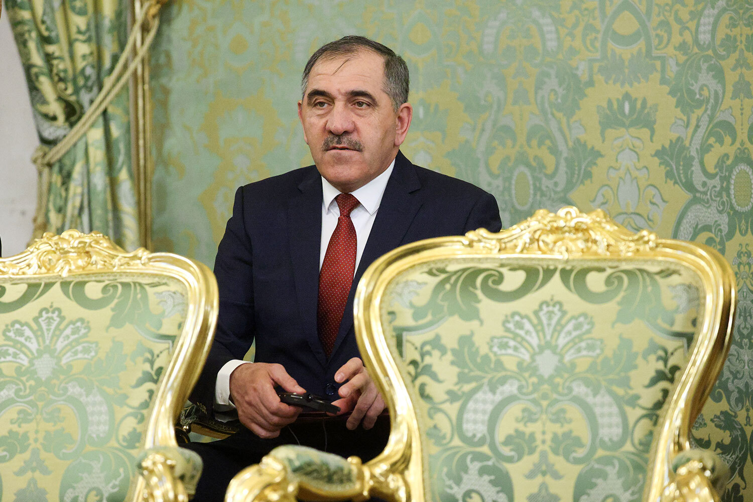 В 2000 г. почетное звание Героя России получил Юнус-Бек Евкуров. В то время он находился в звании майора ГРУ Генштаба ВС РФ и отличился во время взятия под контроль и удержания международного аэропорта «Слатина» вблизи югославской Приштины. В наши дни является генералом армии и замминистра обороны России.