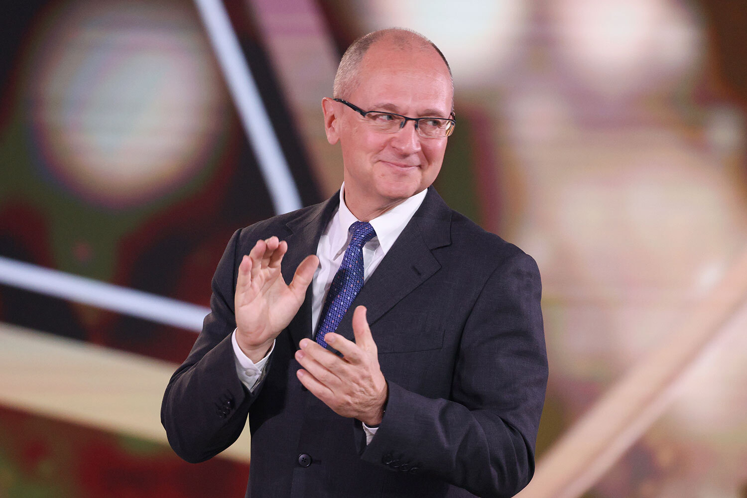 В 2018 г. Героем России стал первый замглавы администрации президента Сергей Кириенко, курирующий в Кремле вопросы внутренней политики. Как писал «Коммерсантъ», таким образом был отмечен его вклад в развитие отечественной атомной отрасли. Сергей Кириенко возглавлял «Росатом» в 2005–2016 гг.