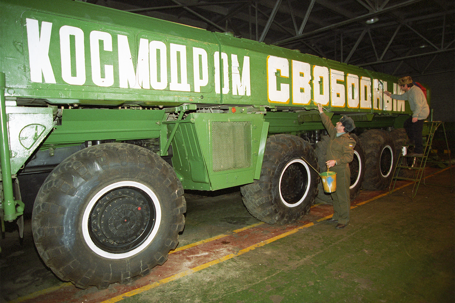 После распада СССР Байконур – основной и самый известный космодром развалившейся страны – оказался за пределами независимой России, а запасной Плесецк считался неудачно расположенным и несколько устаревшим (появился еще в 1957-м). Из-за этого новые власти мечтали построить еще один космодром, несмотря на масштабный кризис и спад в отрасли. Первый президент России Борис Ельцин официально основал второй Государственный испытательный центр Минобороны России «Свободный» 1 марта 1996 г. Изначально его нацеливали на старты ракет-носителей легкого и тяжелого классов, но затем переориентировали на запуски спутников и закрыли.