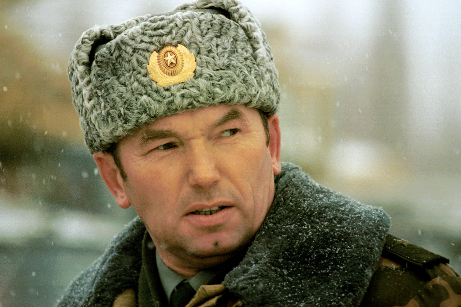 На выбор местности повлиял еще один значимый фактор. Во время холодной войны в Свободном размещалась 27-я ракетная дивизия РВСН, вооруженная межконтинентальными баллистическими ракетами. В 1990-е ее расформировали в связи с реформой армии и вновь подписанными соглашениями о сокращении стратегических наступательных вооружений (СНВ-1 и СНВ-2), а оставшиеся кадры и объекты инфраструктуры использовали для оперативного развертывания испытательного центра Свободный. Первым космодром возглавил генерал-майор Александр Винидиктов (на фото), ранее командовавший 27-й ракетной дивизией.