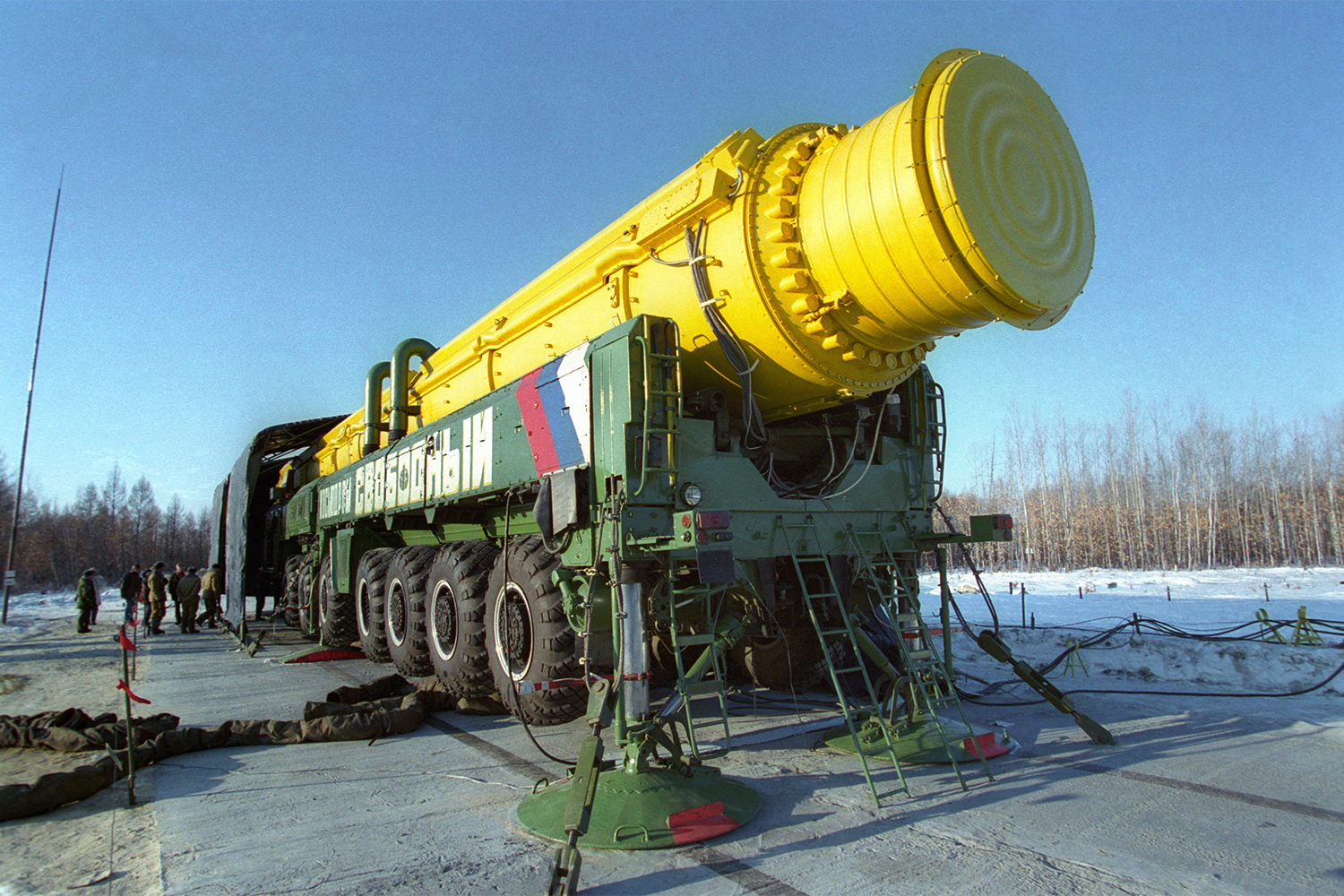 Еще в 1996-м на космодроме Свободный запланировали возвести стартовый комплекс для ракет-носителей тяжелого класса «Ангара». Но финансирование последнего много раз останавливалось и по-настоящему пошло только в 2000-е гг. В итоге в 1999 г. в Амурской области анонсировали реконструкцию военных шахт под пусковой комплекс для ракеты-носителя «Стрела». Но и этот проект тоже переносили из-за глубочайшего экономического кризиса внутри страны.