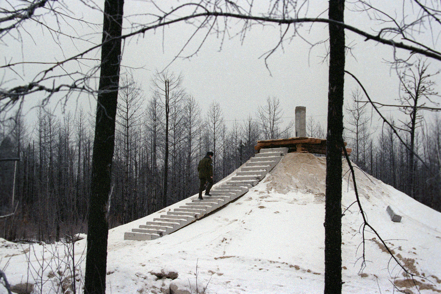 В 2005 г. СМИ сообщили, что незадавшийся космодром решили закрыть из-за его малой загруженности, проблем с финансированием и начавшегося сокращения вооруженных сил. При этом Свободный прекратил существование только в марте 2007 г. Местные жители называли поселение вокруг него «островком благоденствия». Некоторые посчитали расформирование космодрома, а также сокращение и переводы его сотрудников личной драмой.На фото: геодезический пункт испытательного космодрома Свободный.