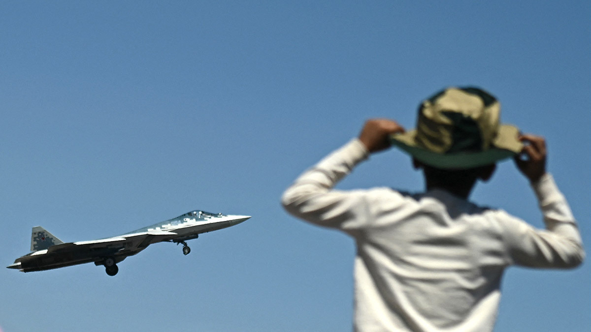 Индийцы уже смогли познакомиться с Су-57 на авиашоу в Бангалоре