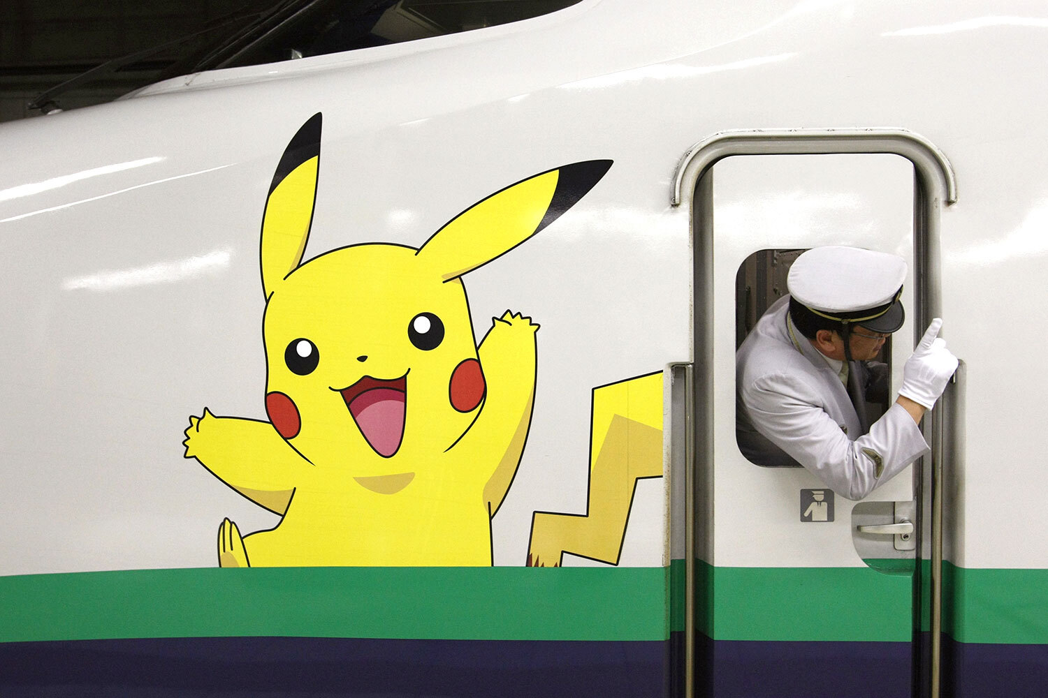 Американский и европейский релиз состоялся только спустя два года – в сентябре 1998-го. Для Запада игры выпустили как Pokemon Red и Blue. Версия Green осталась японским эксклюзивом.На фото: поезд с изображением покемона Пикачу на станции метро «Уэно» в Токио.